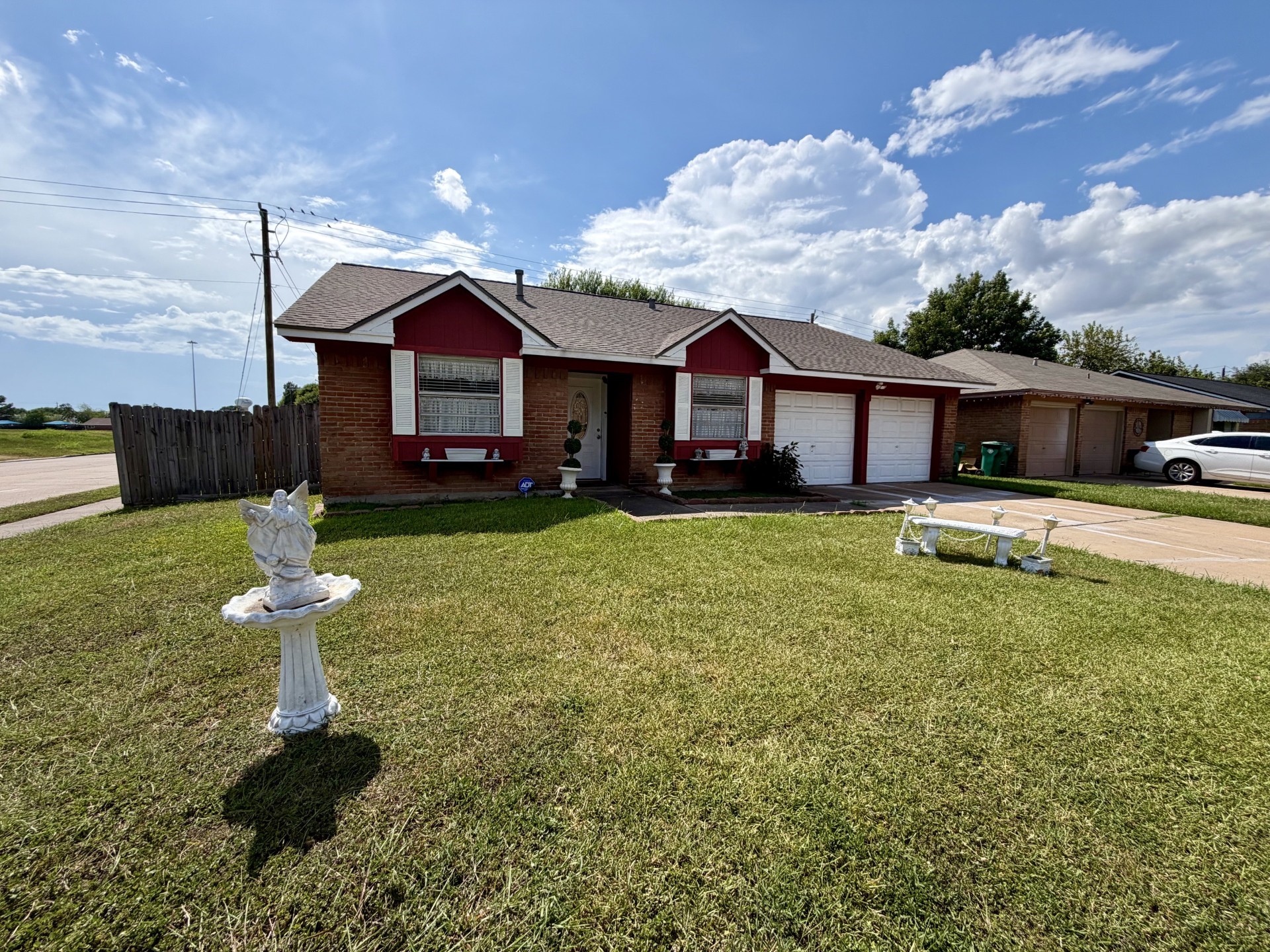 Listing photo 2