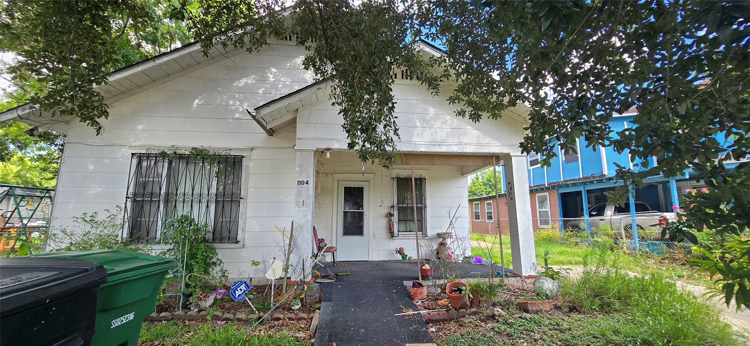 Listing photo 2