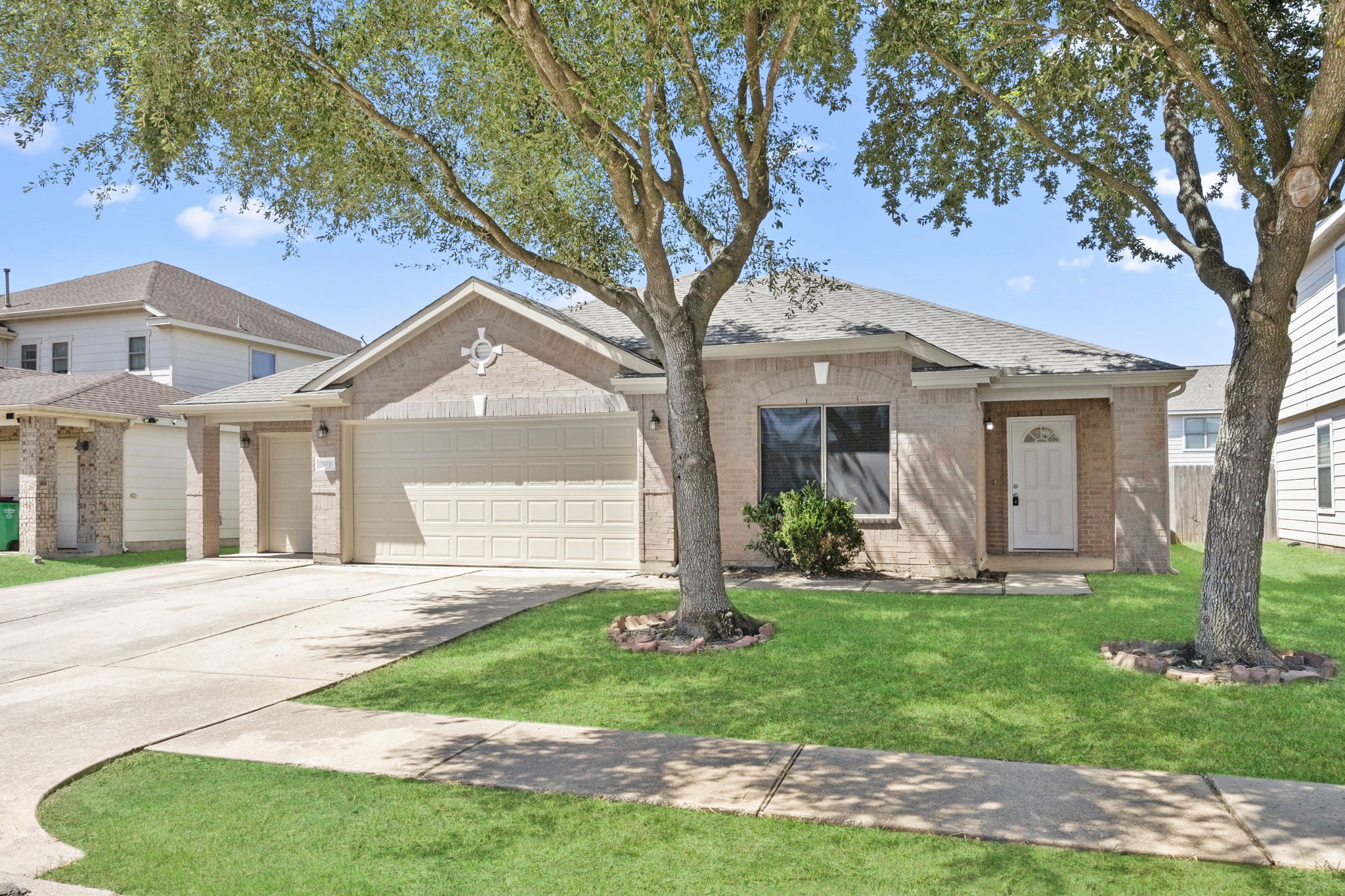 Listing photo 2