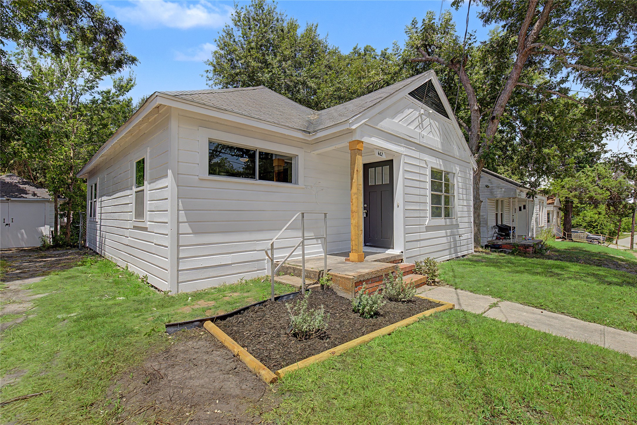 Listing photo 2