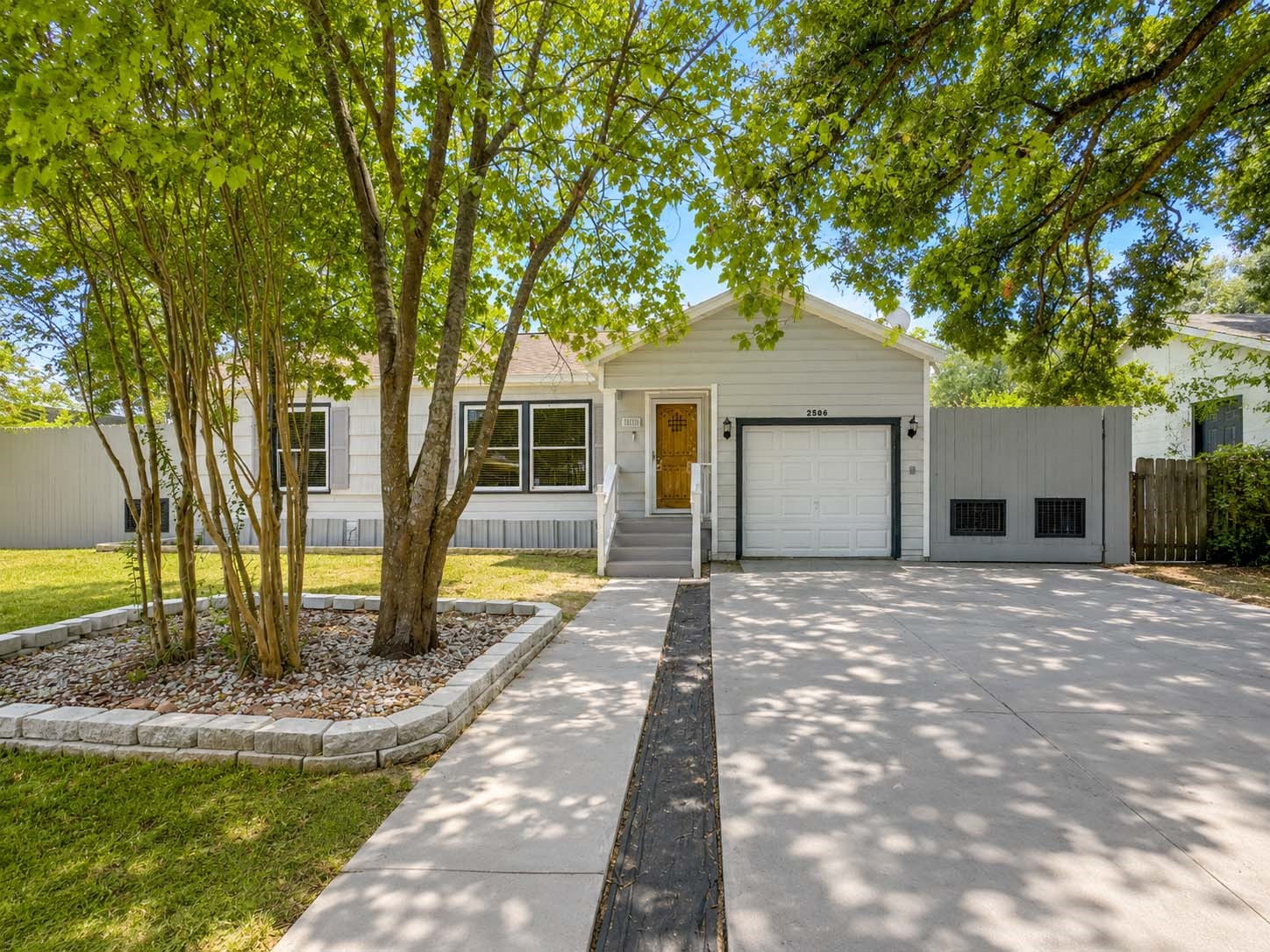 Listing photo 1