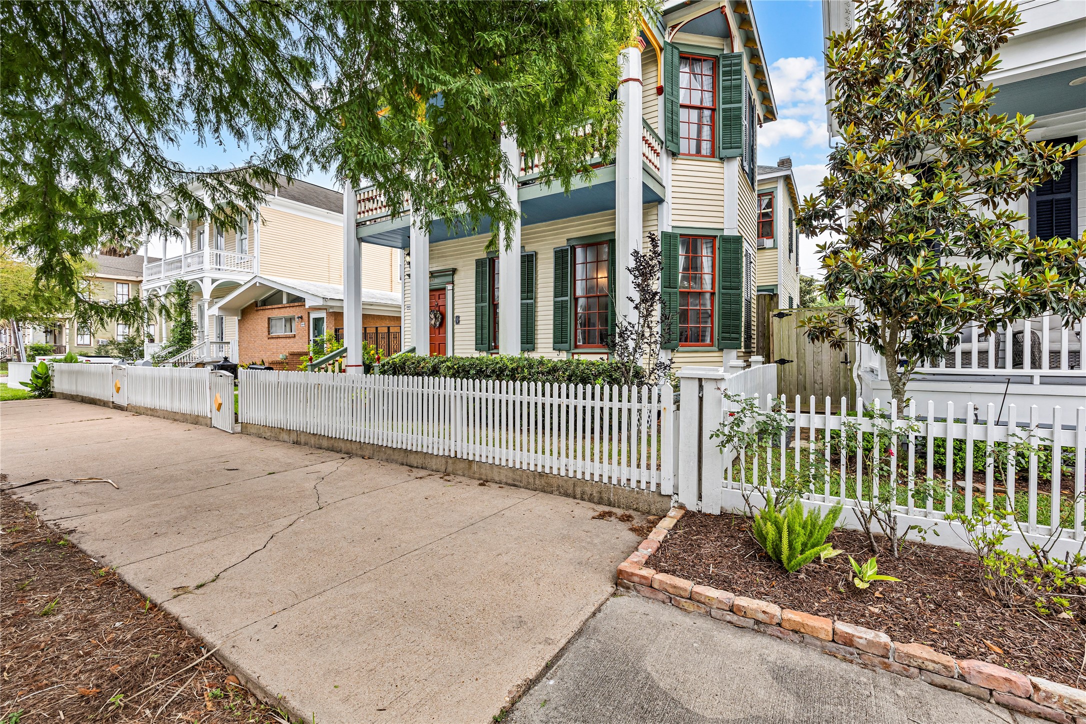 Listing photo 2