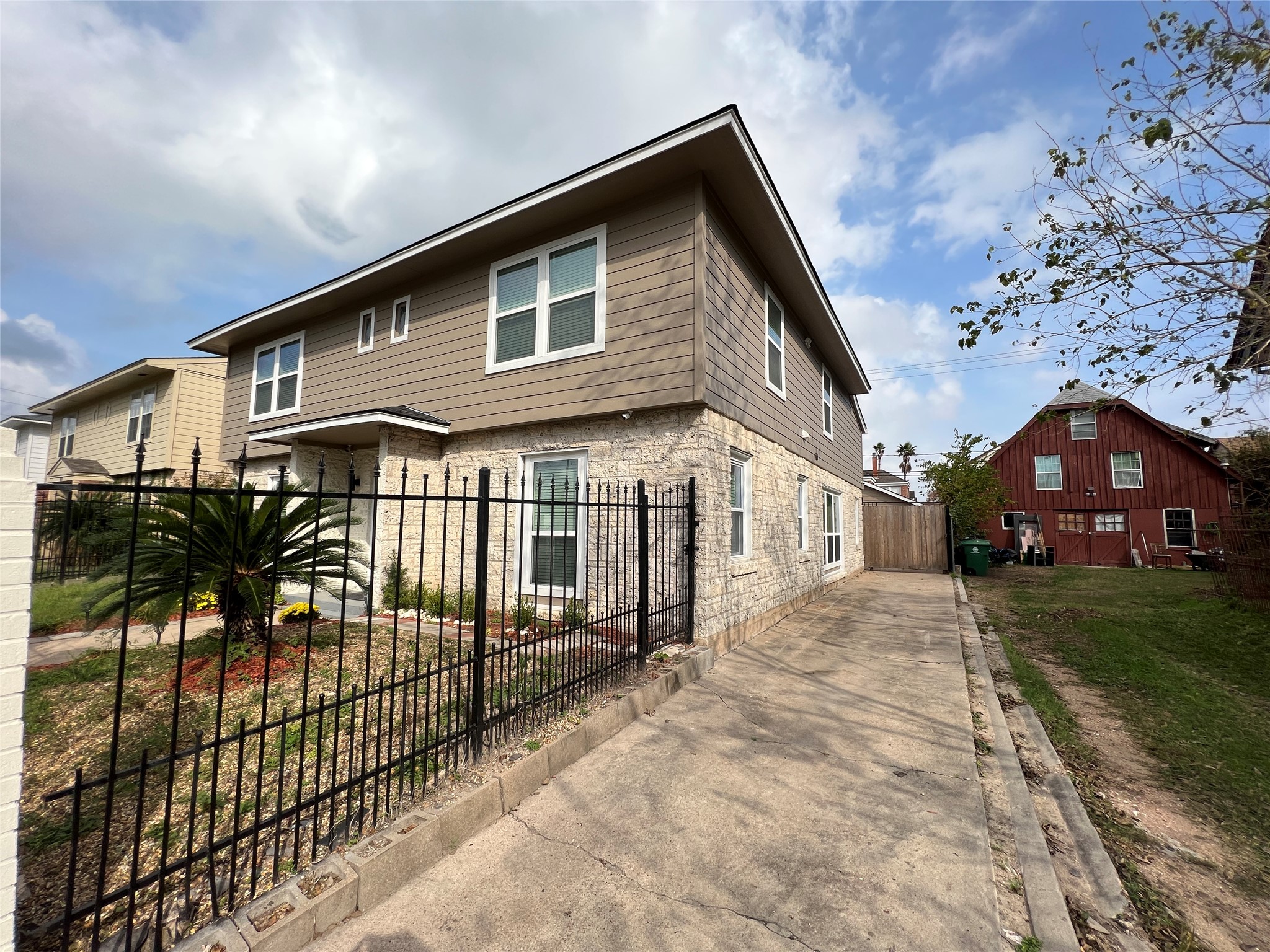 Listing photo 1