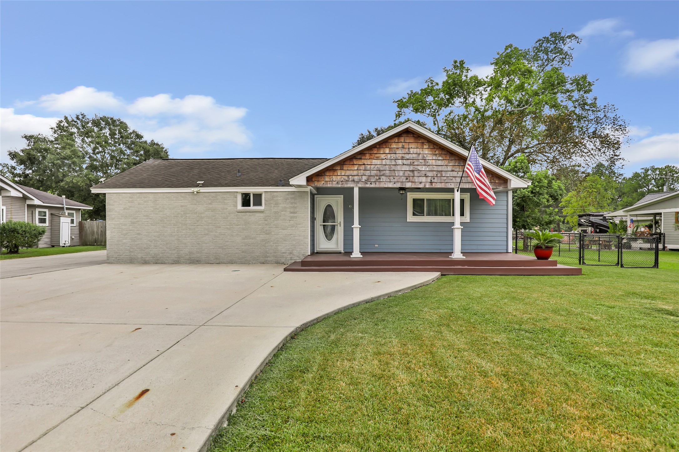Listing photo 2