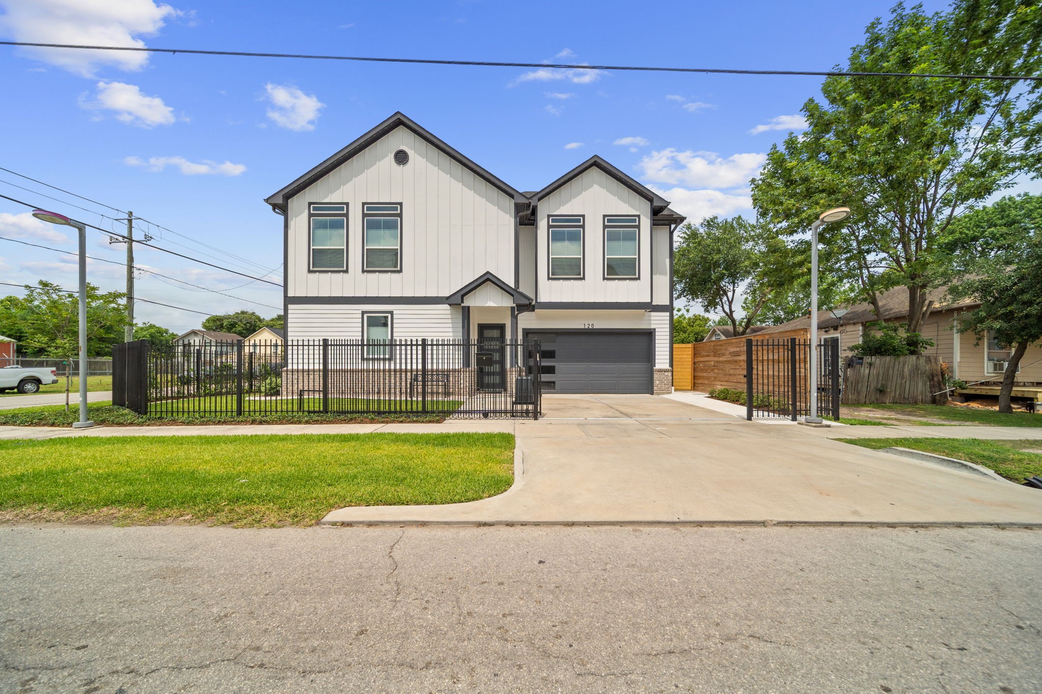 Listing photo 2