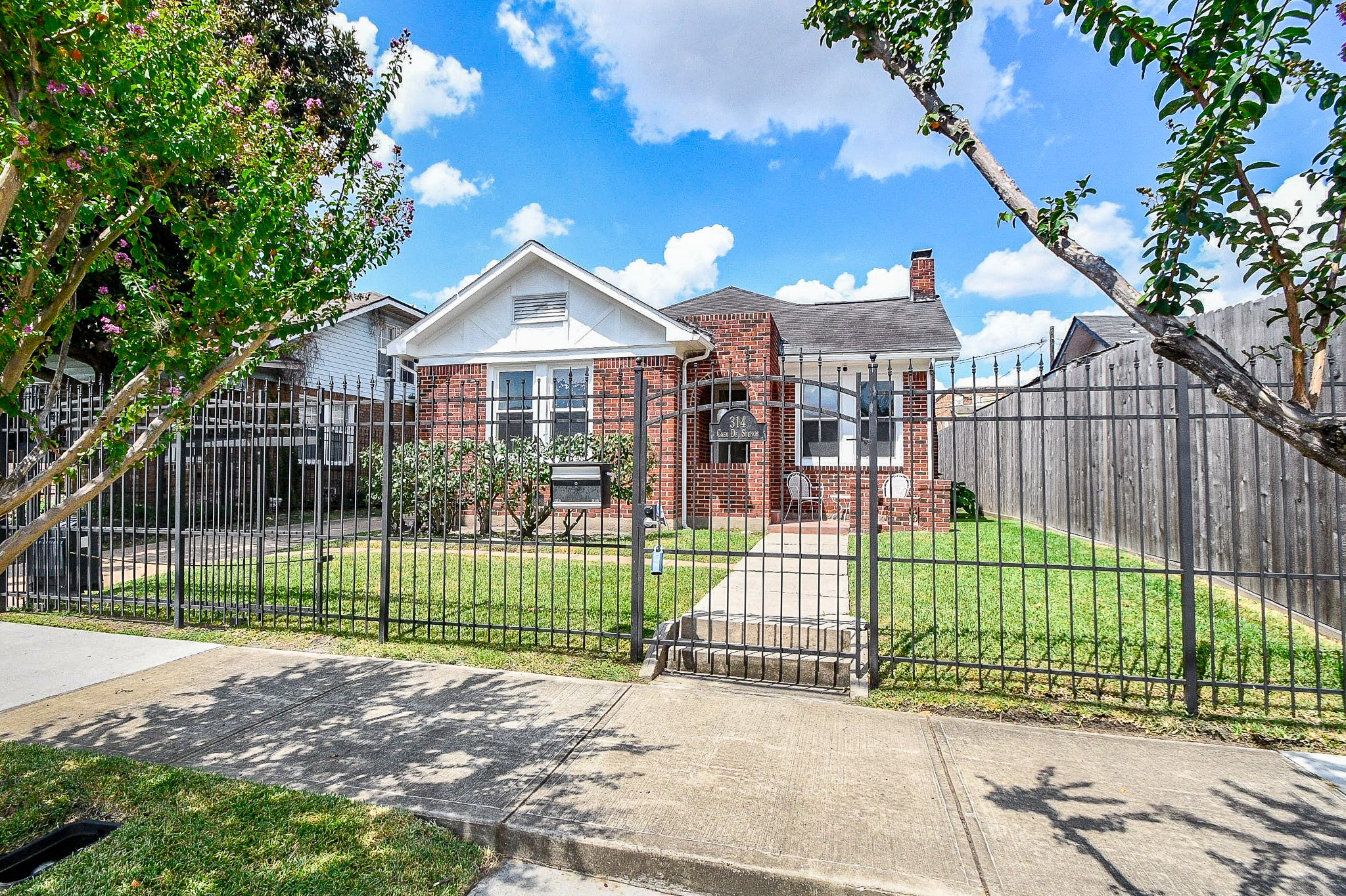 Listing photo 2