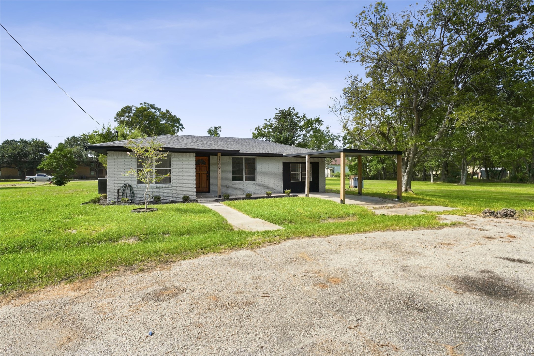 Listing photo 1