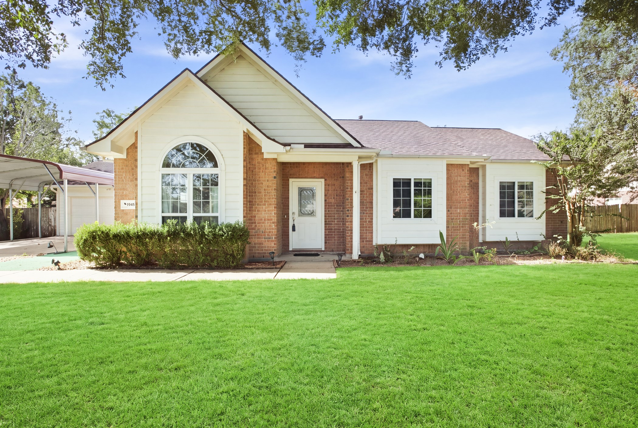 Listing photo 1