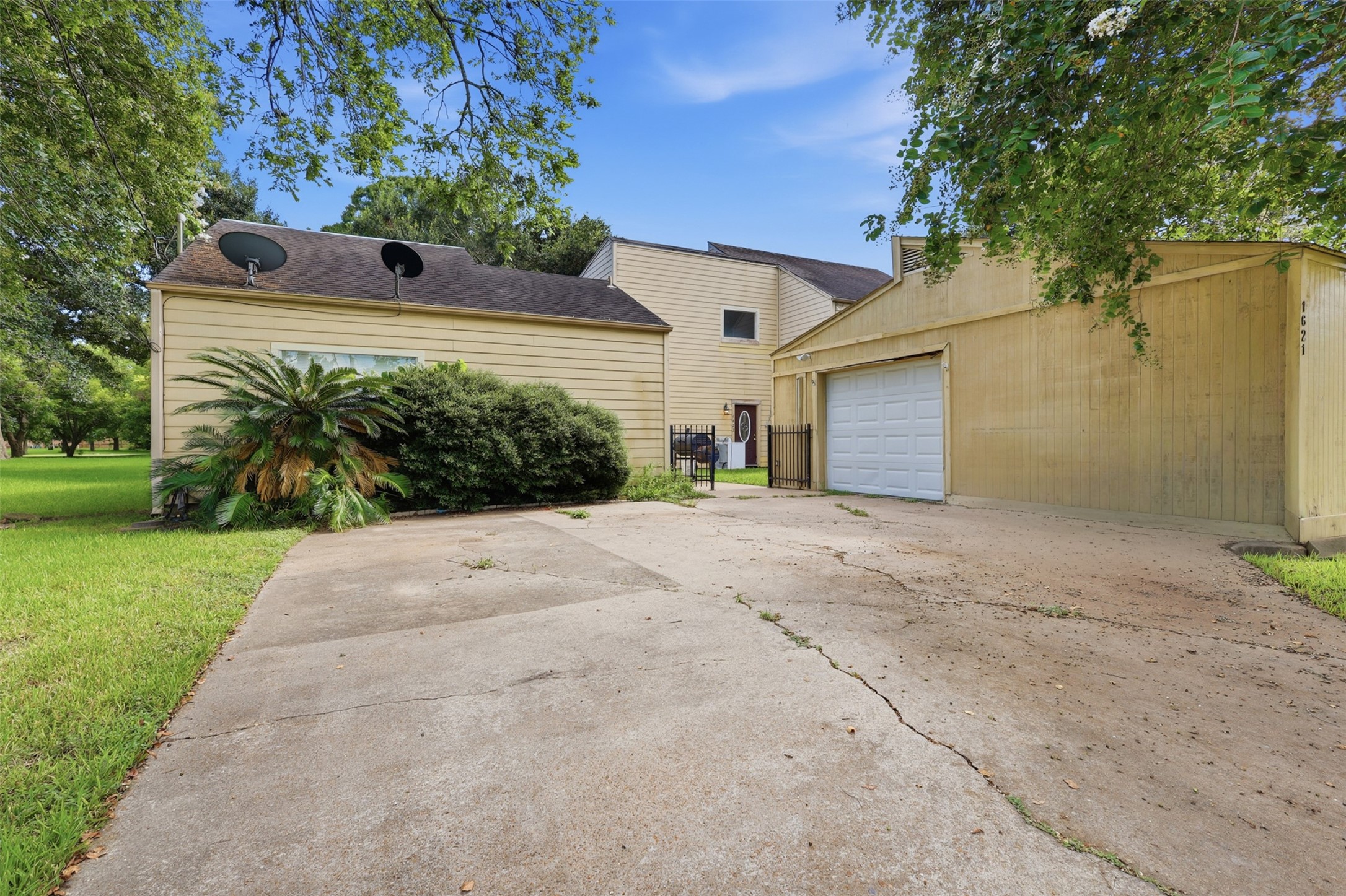 Listing photo 2