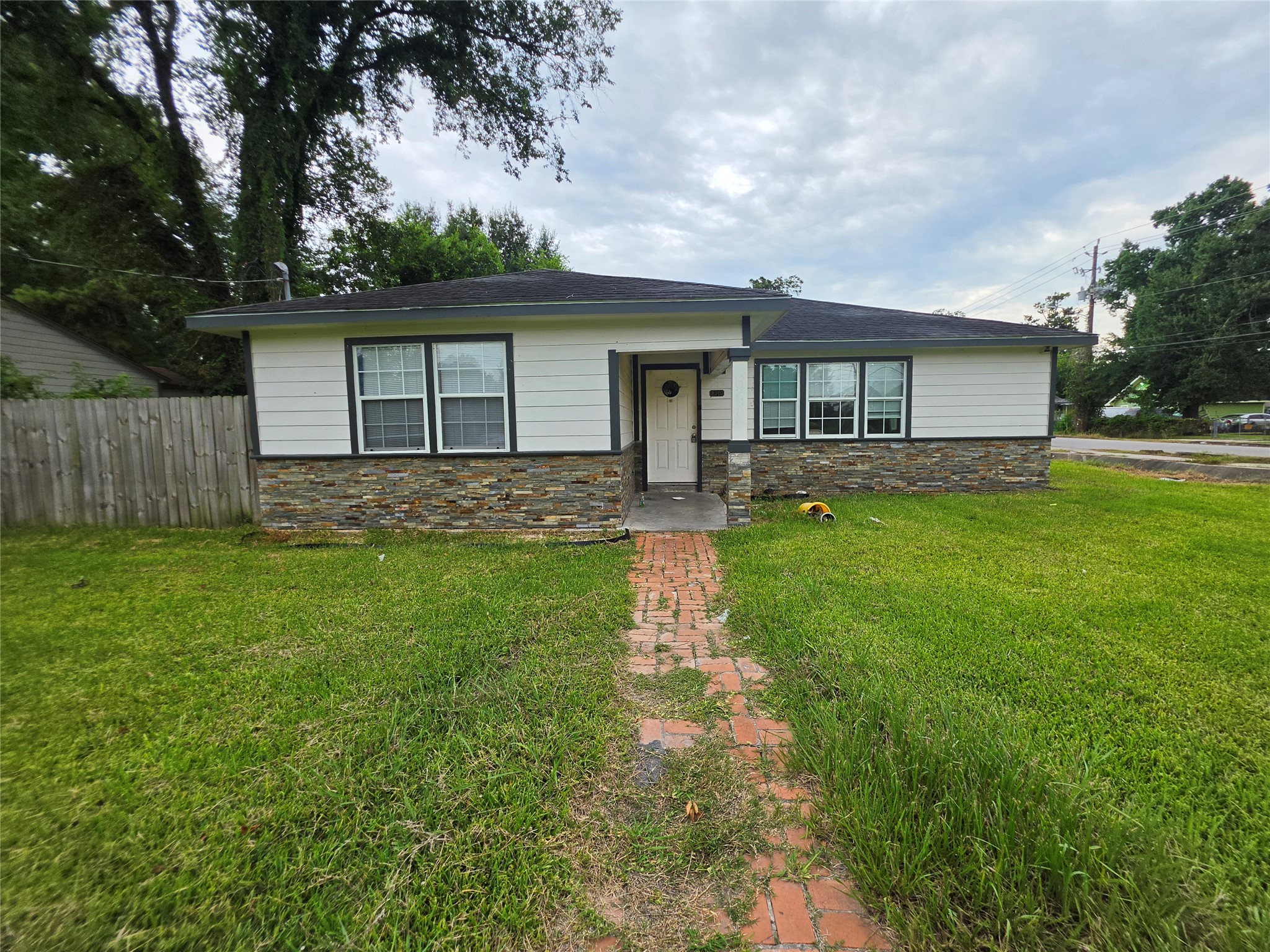 Listing photo 1