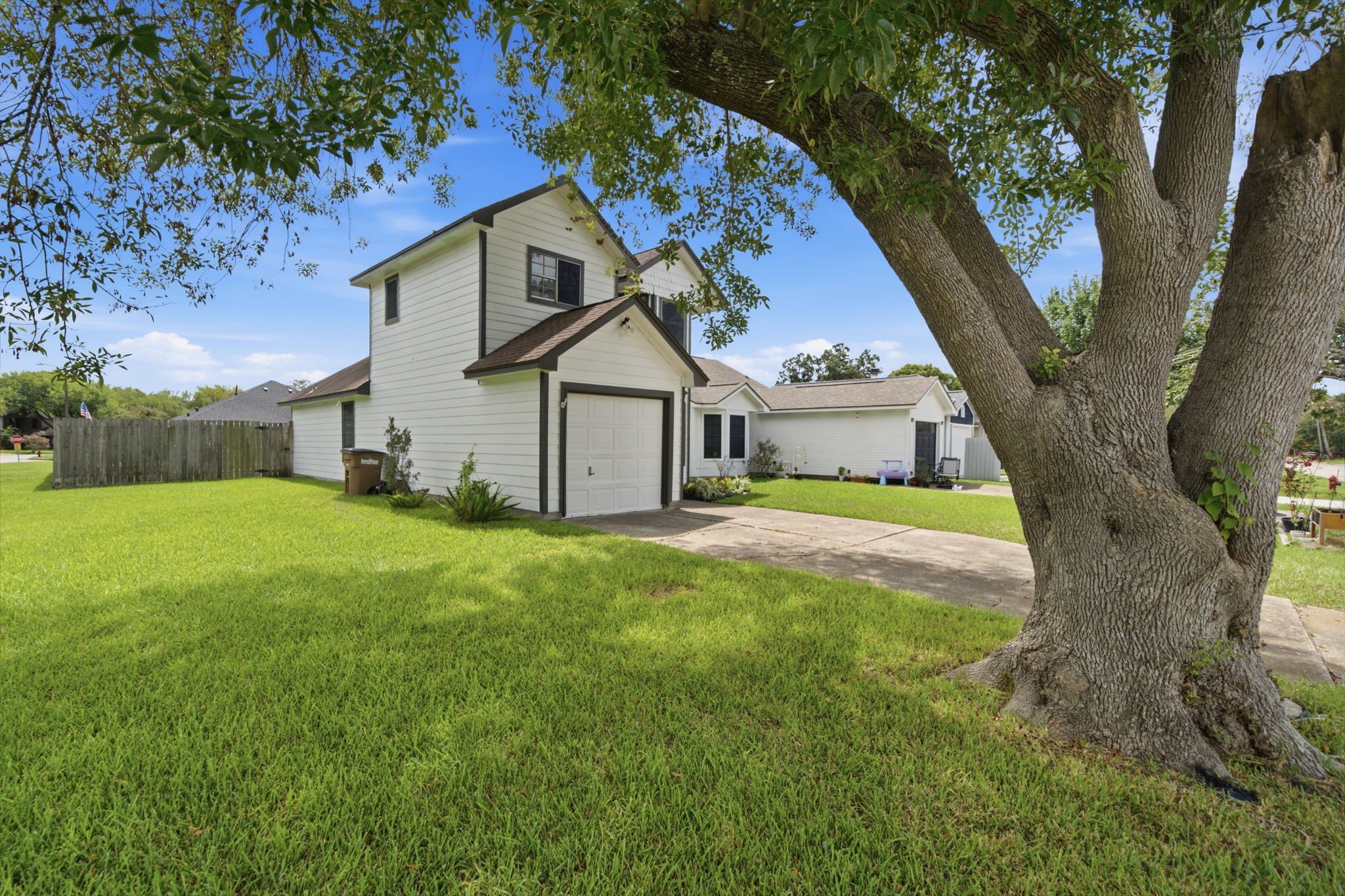 Listing photo 2