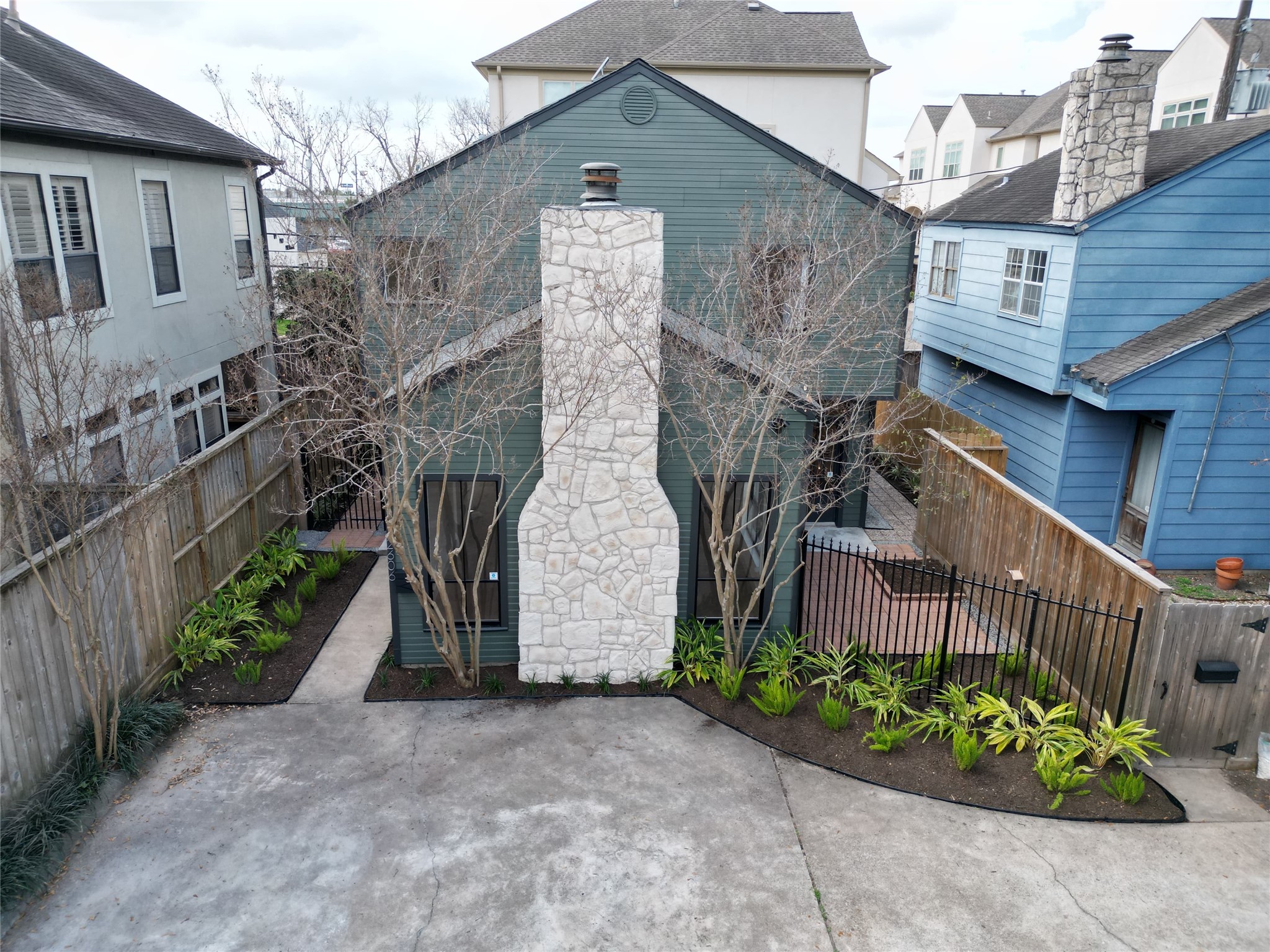 Listing photo 1
