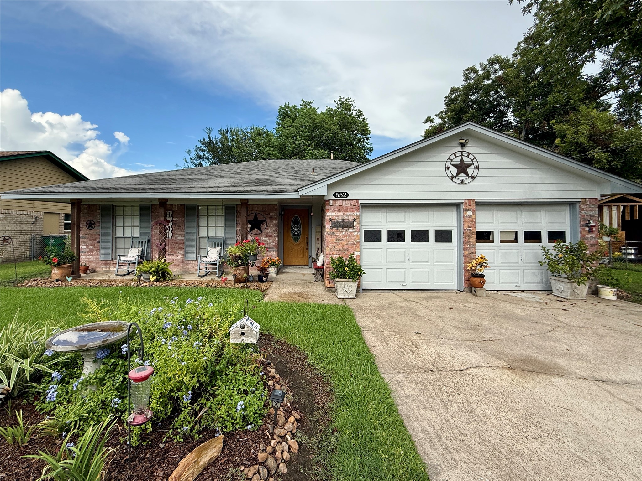 Listing photo 2