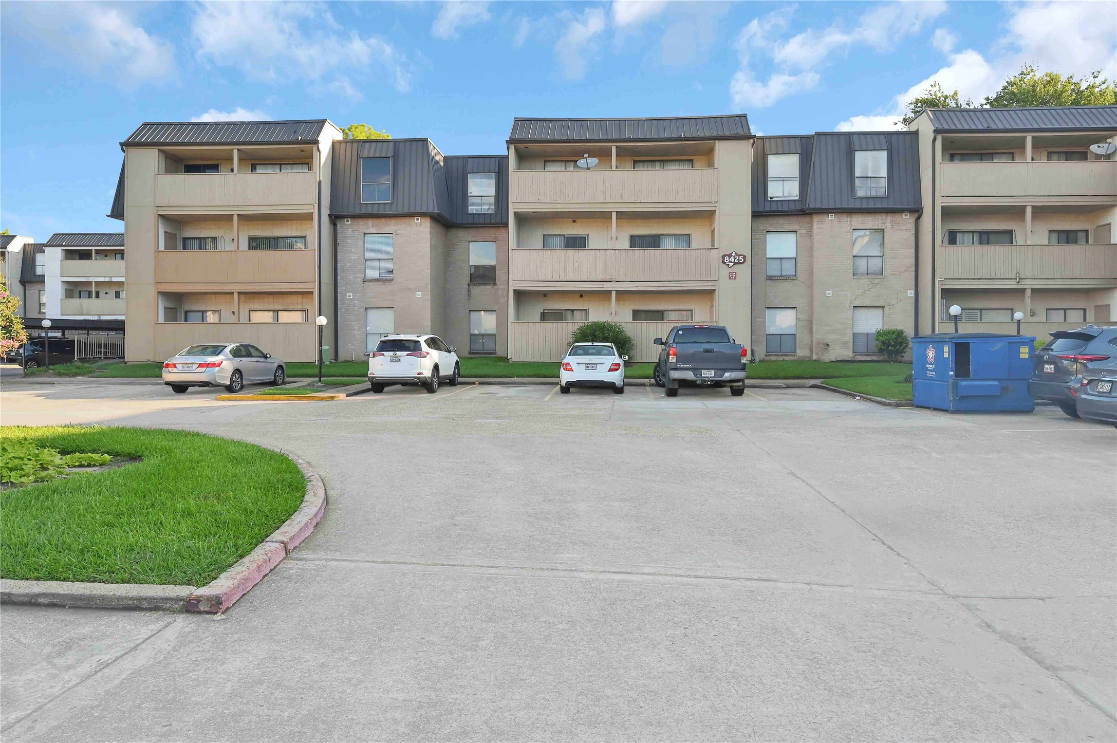 Listing photo 2