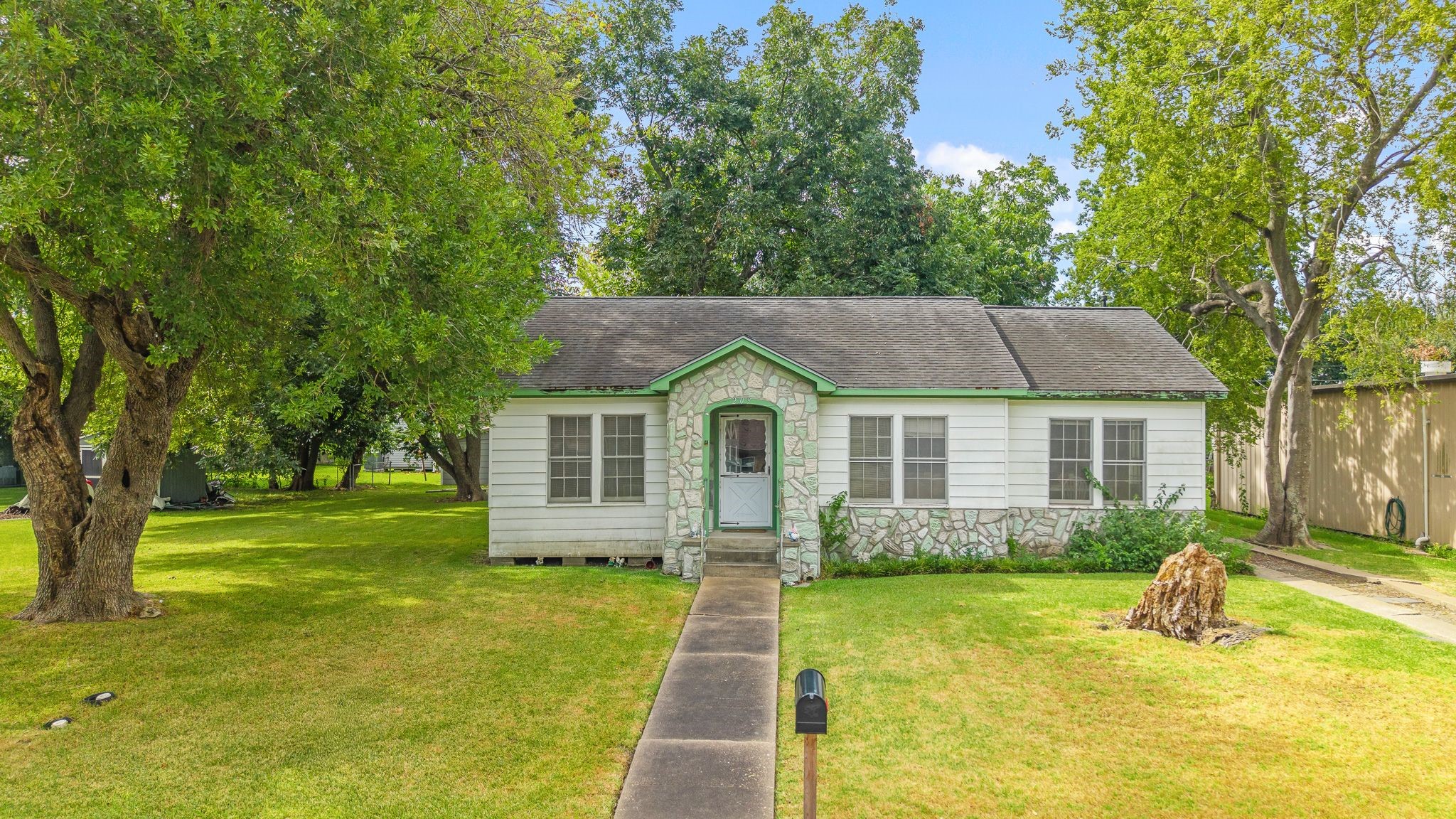 Listing photo 1
