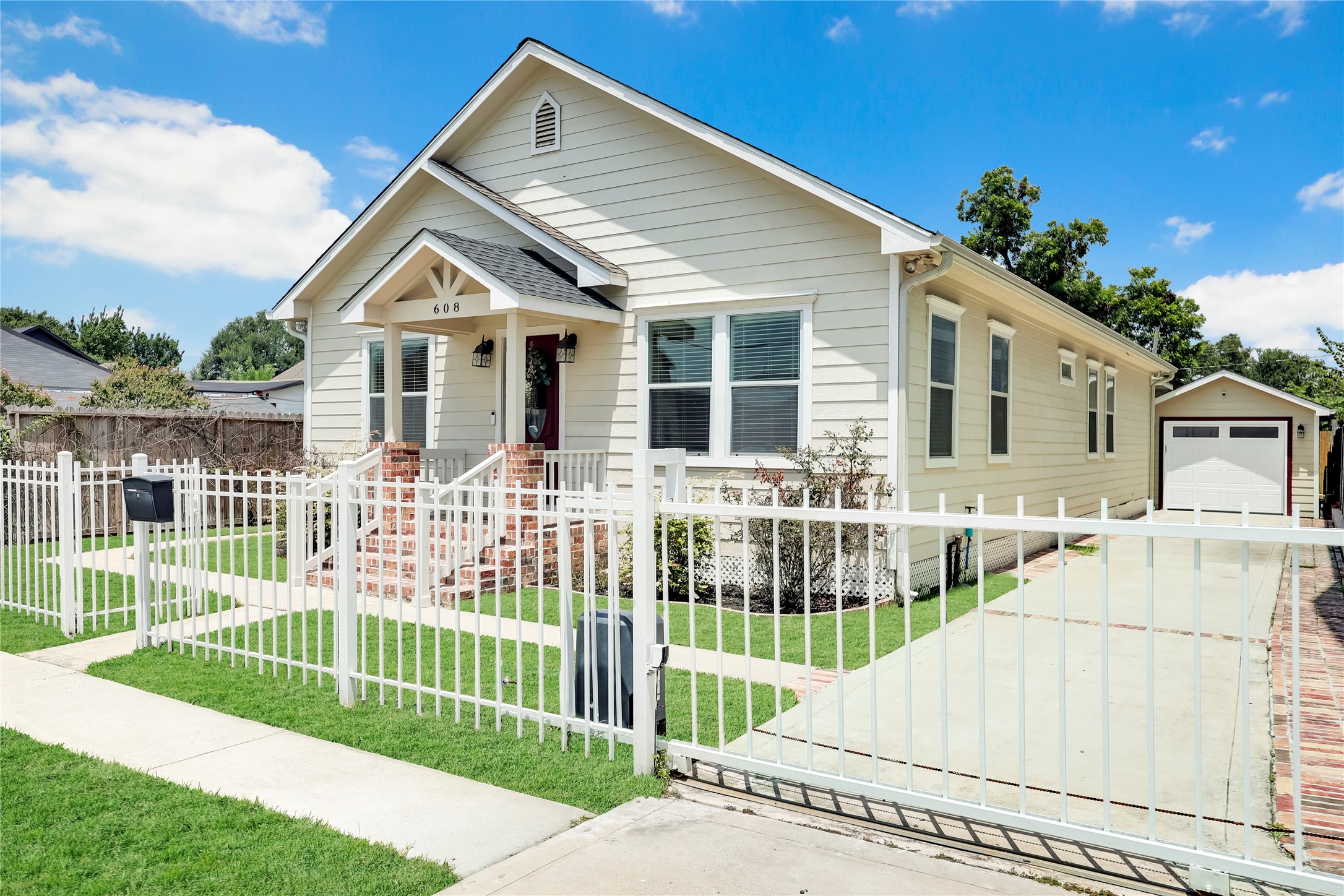 Listing photo 2