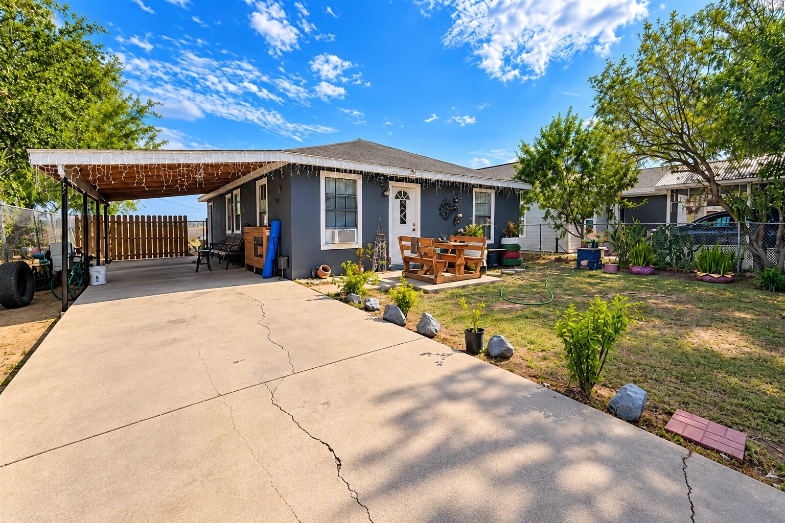 Listing photo 2