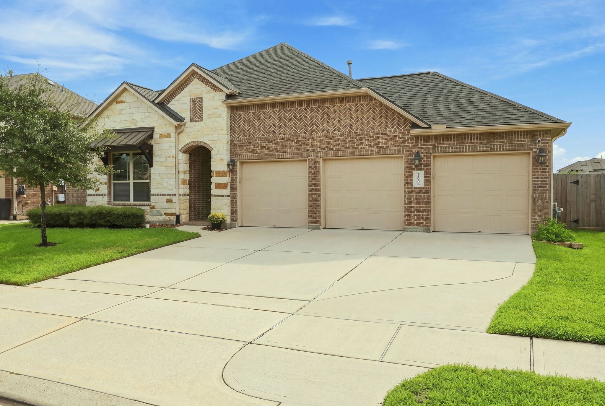 Listing photo 2