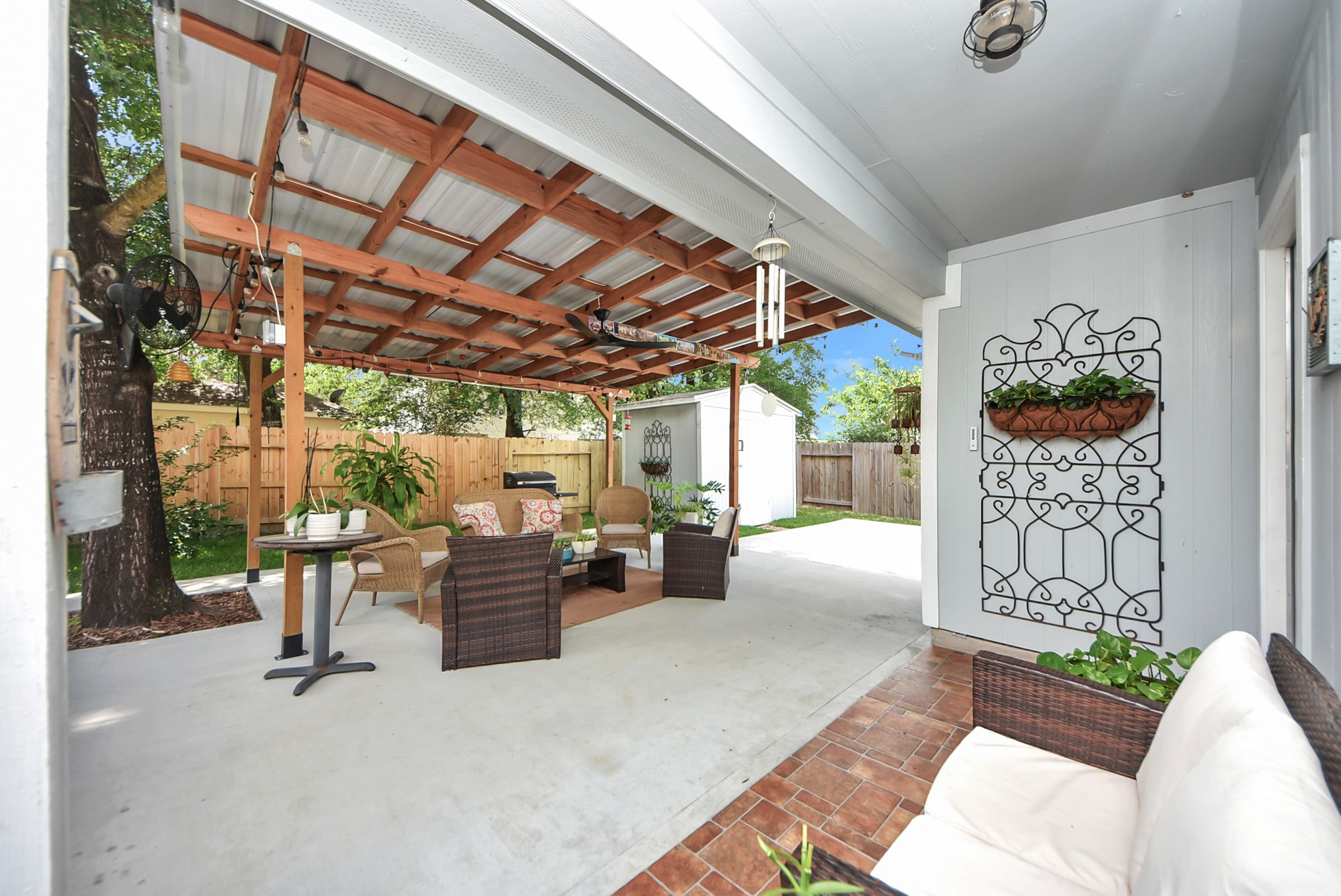 Listing photo 2