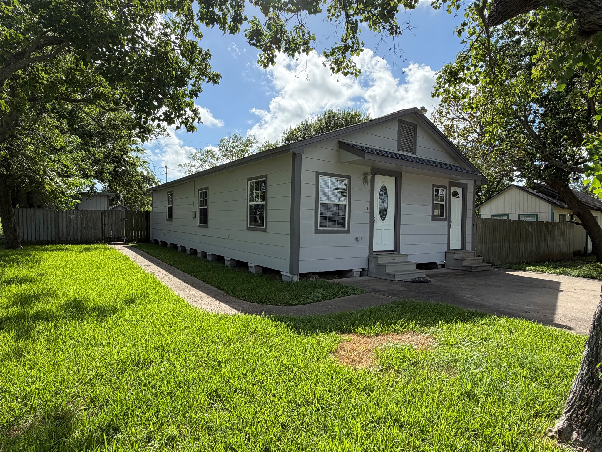 Listing photo 2