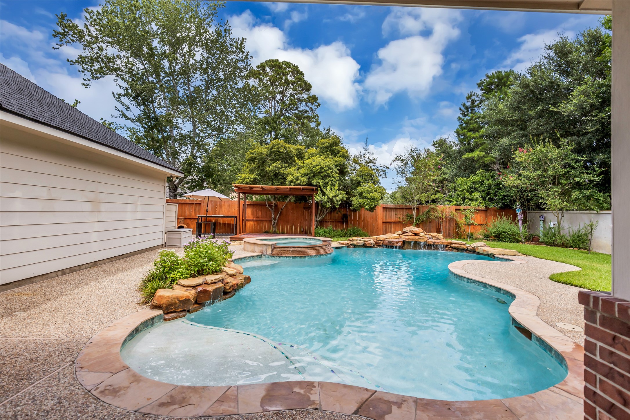 Listing photo 2