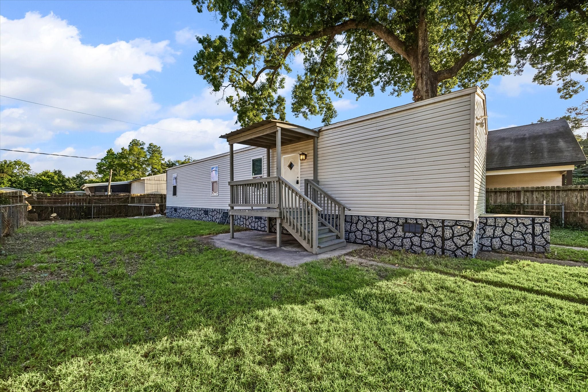 Listing photo 1