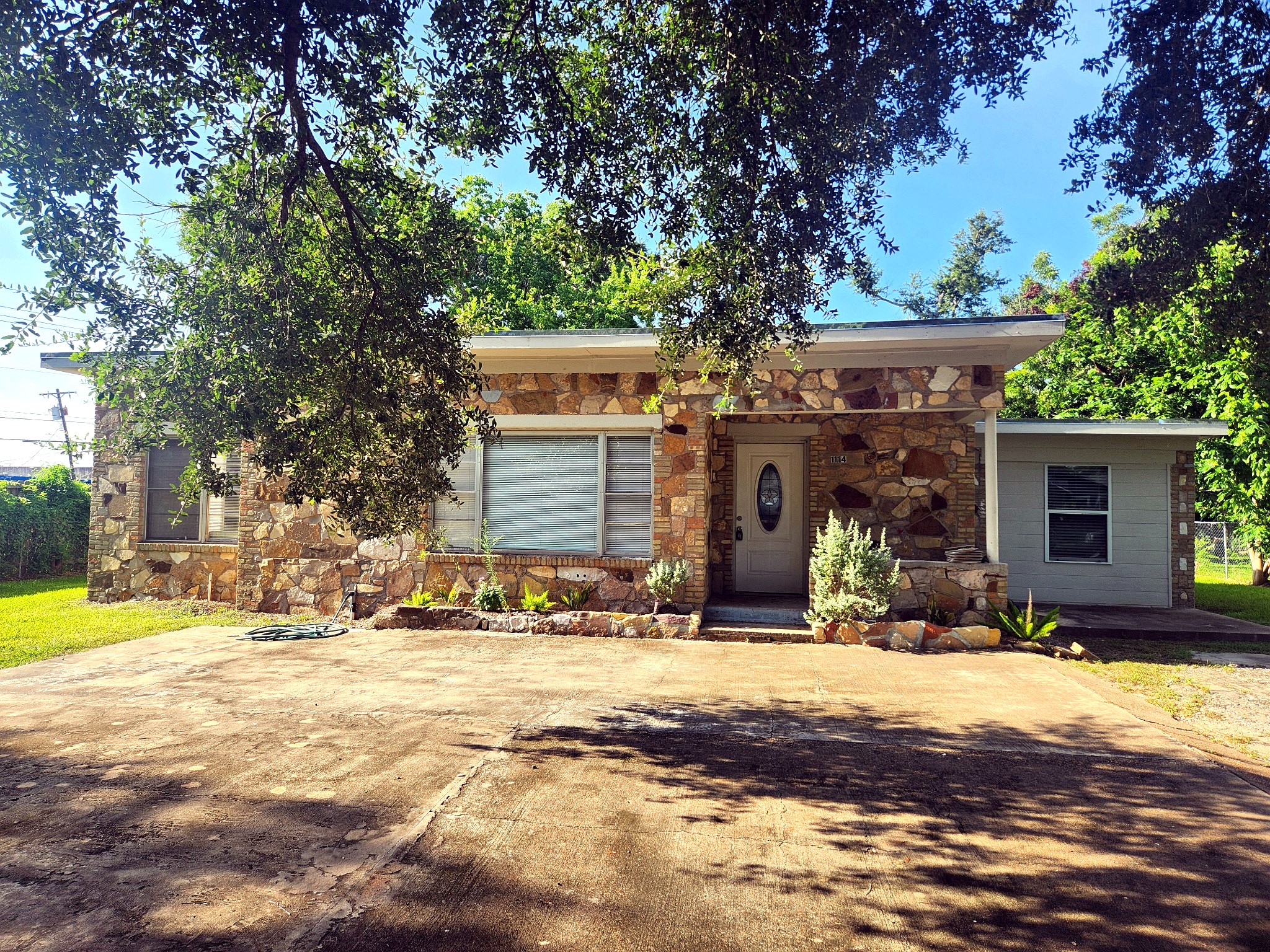 Listing photo 1
