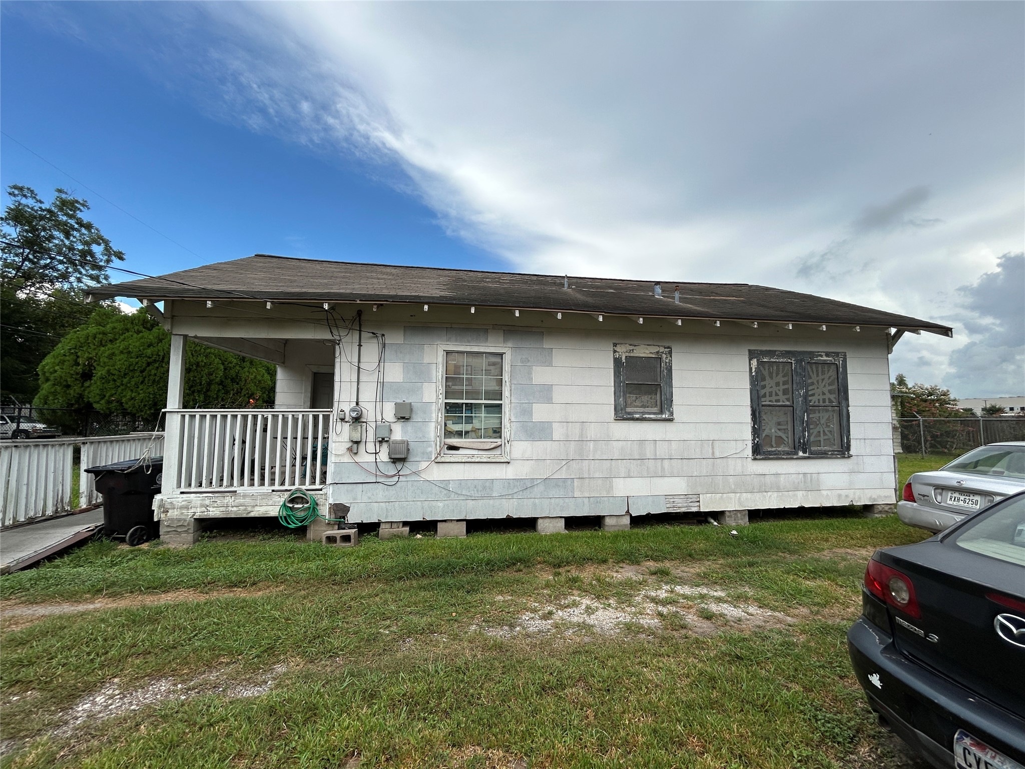 Listing photo 2