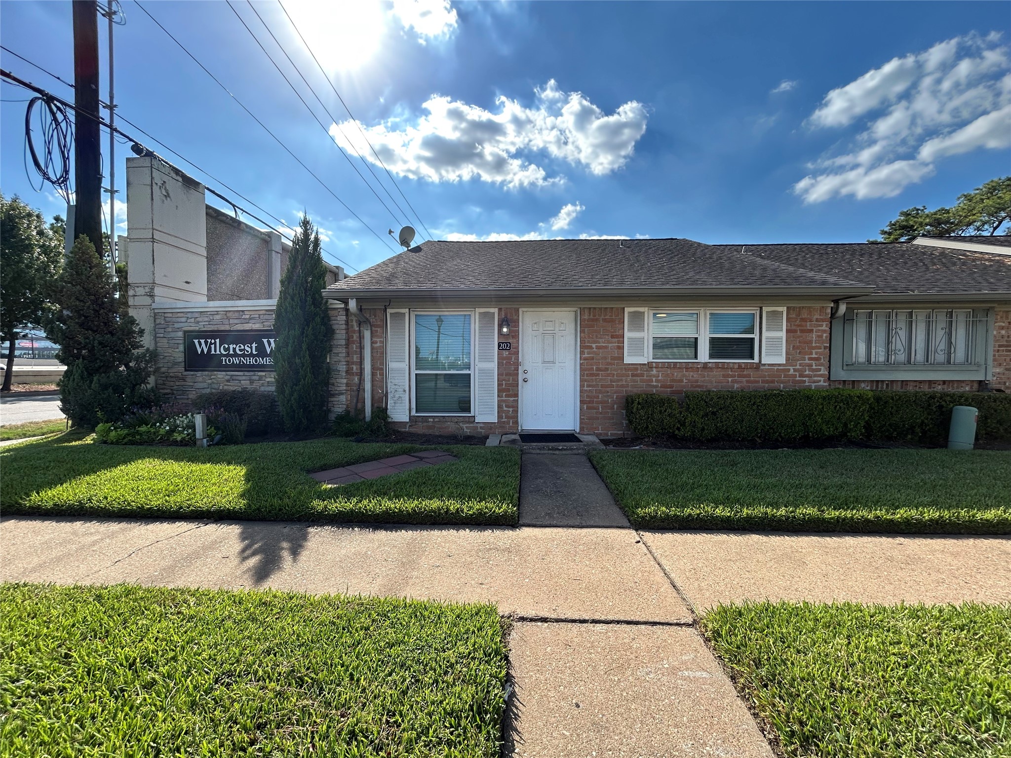 202 W TRI OAKS LN