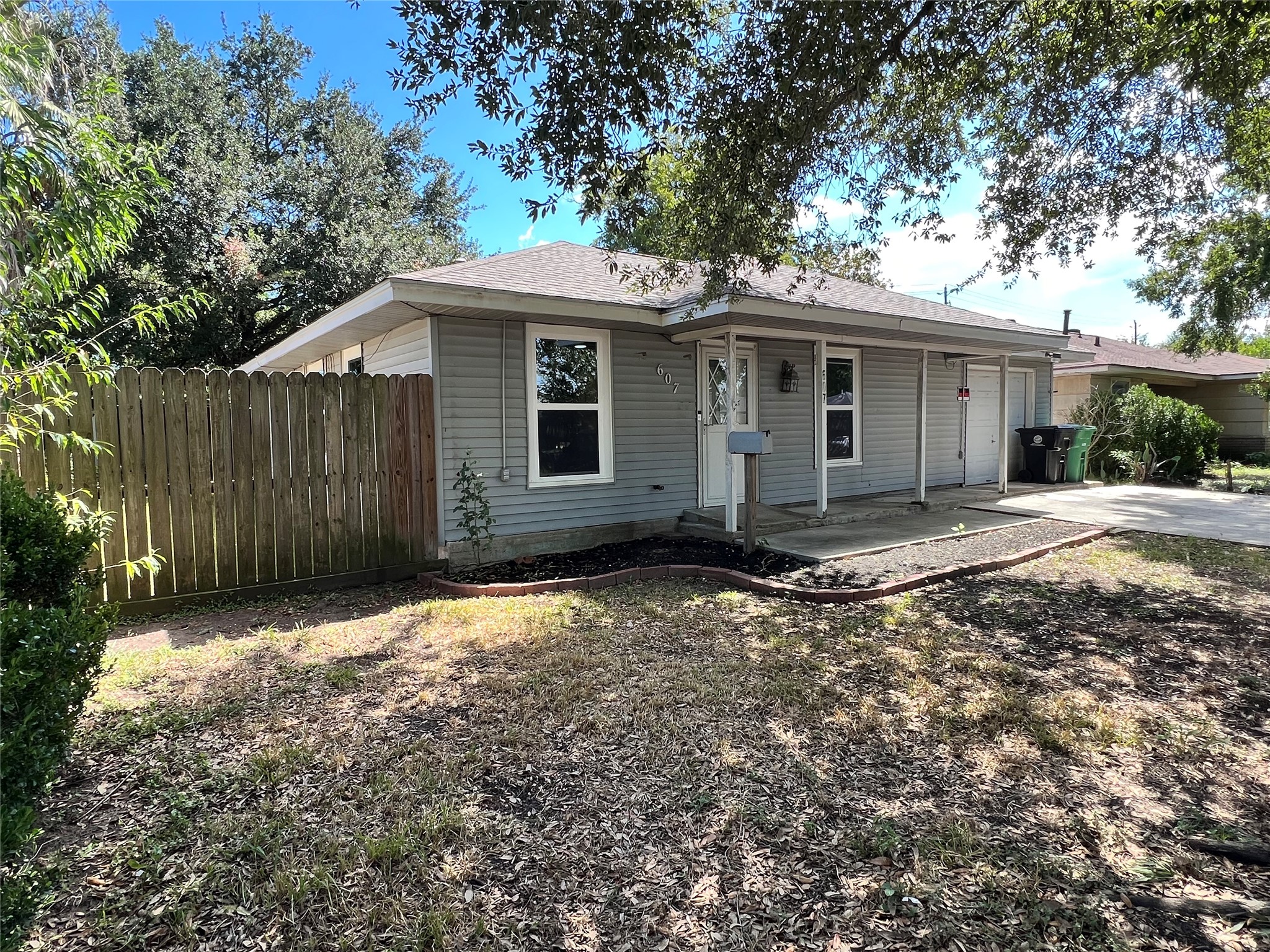 Listing photo 2