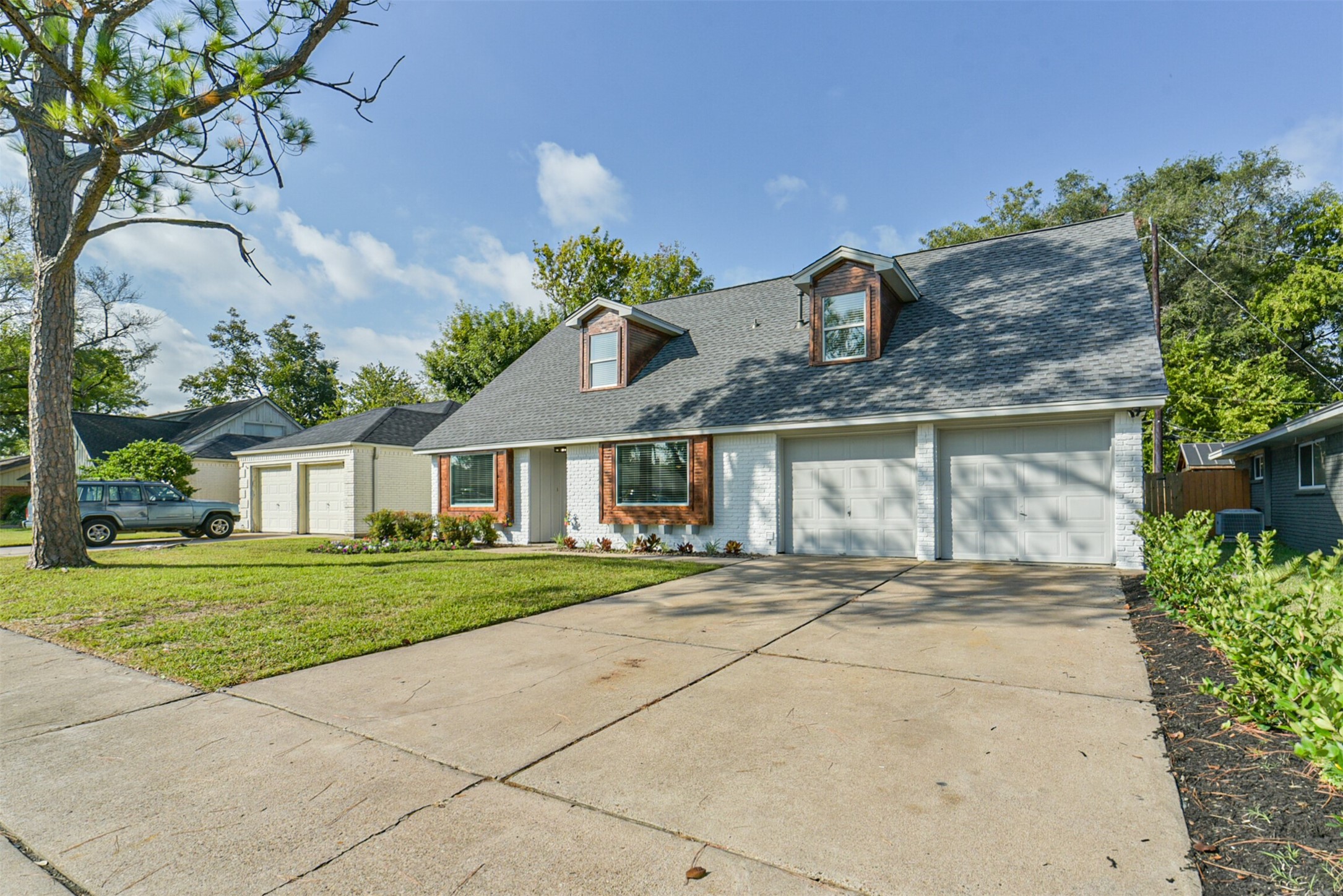Listing photo 2