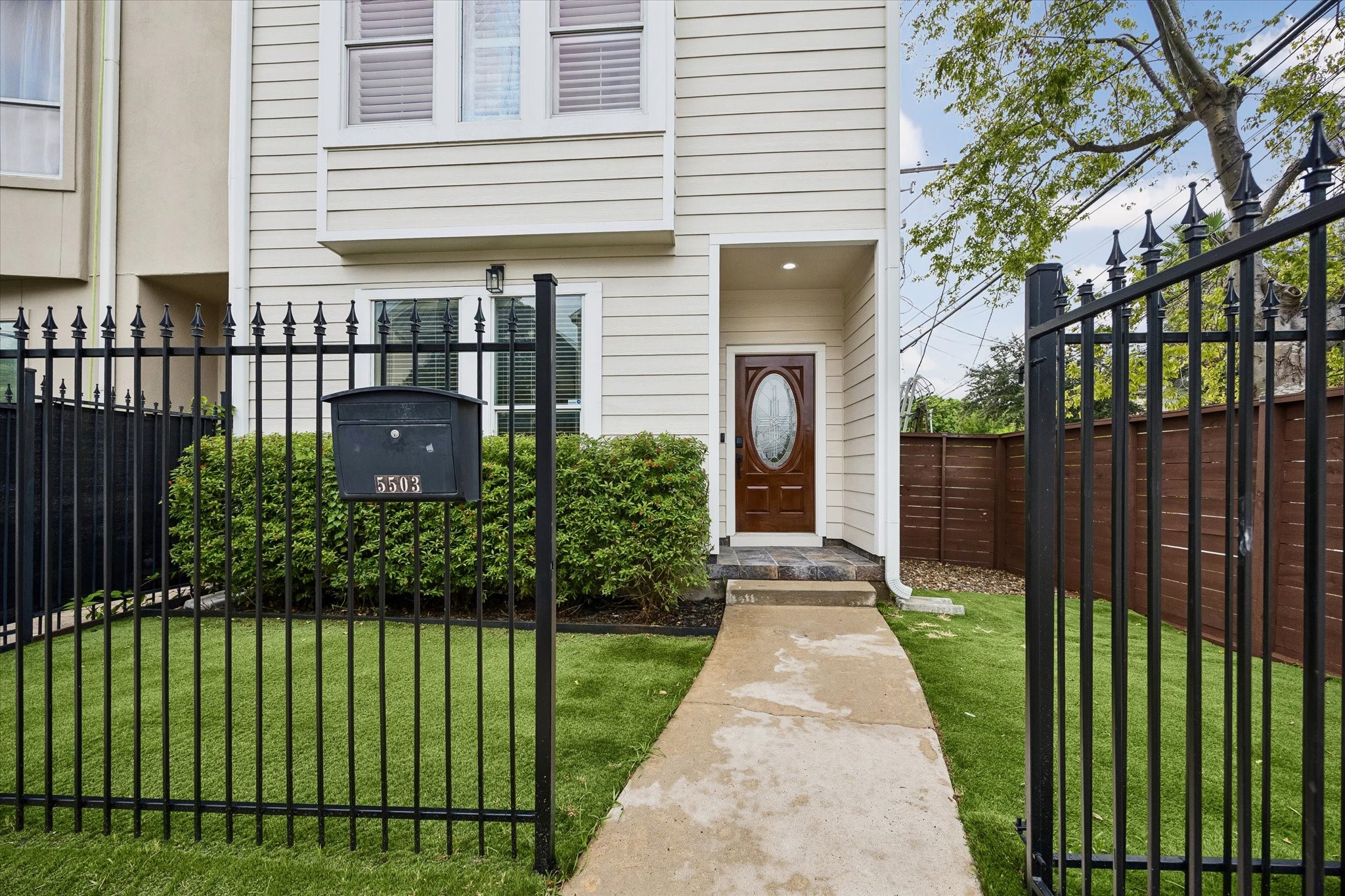 Listing photo 2