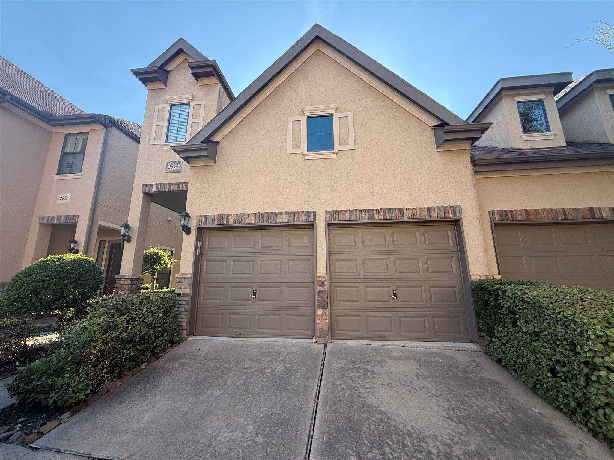 2946 Royal Oaks Crest
