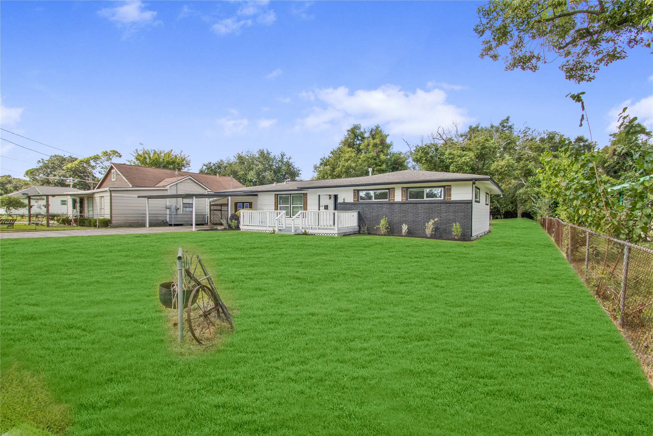 Listing photo 3