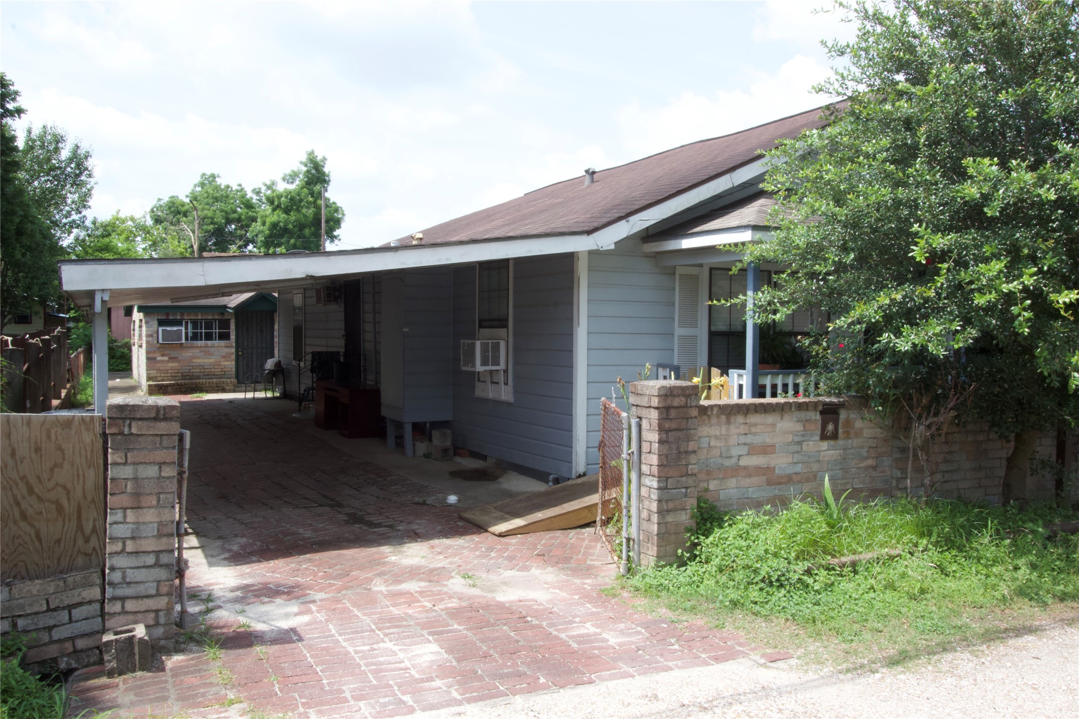 Listing photo 2