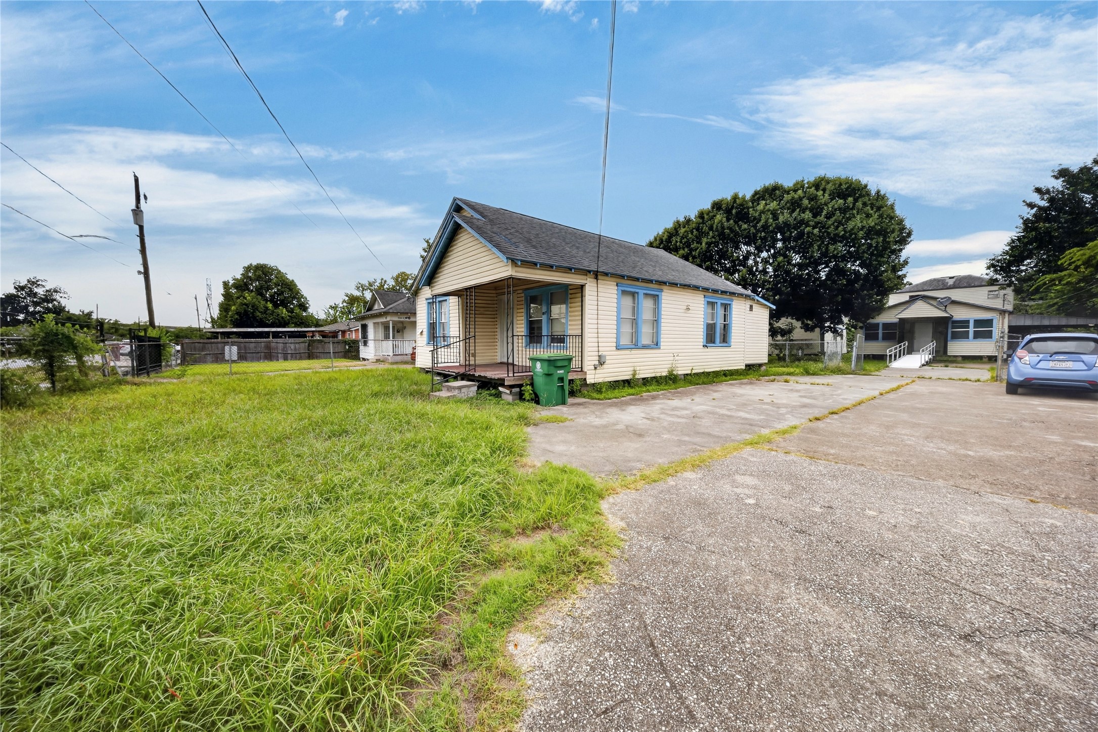 Listing photo 2