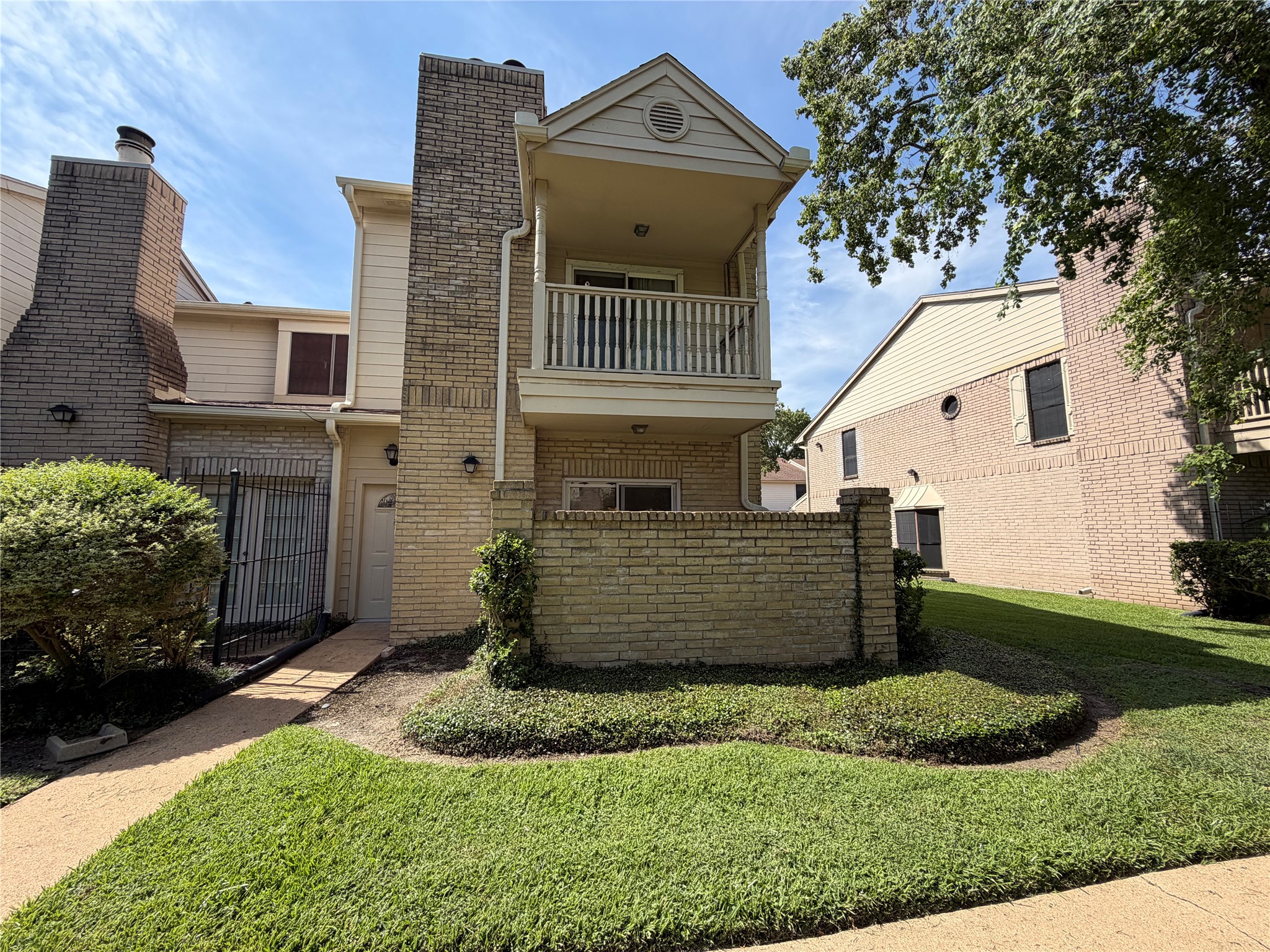 800 Country Place Drive