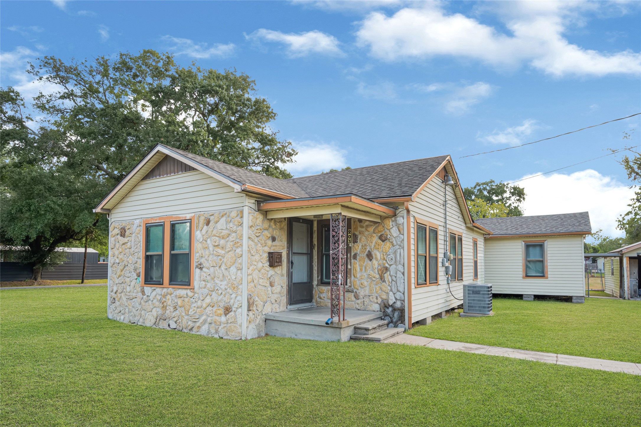 Listing photo 3