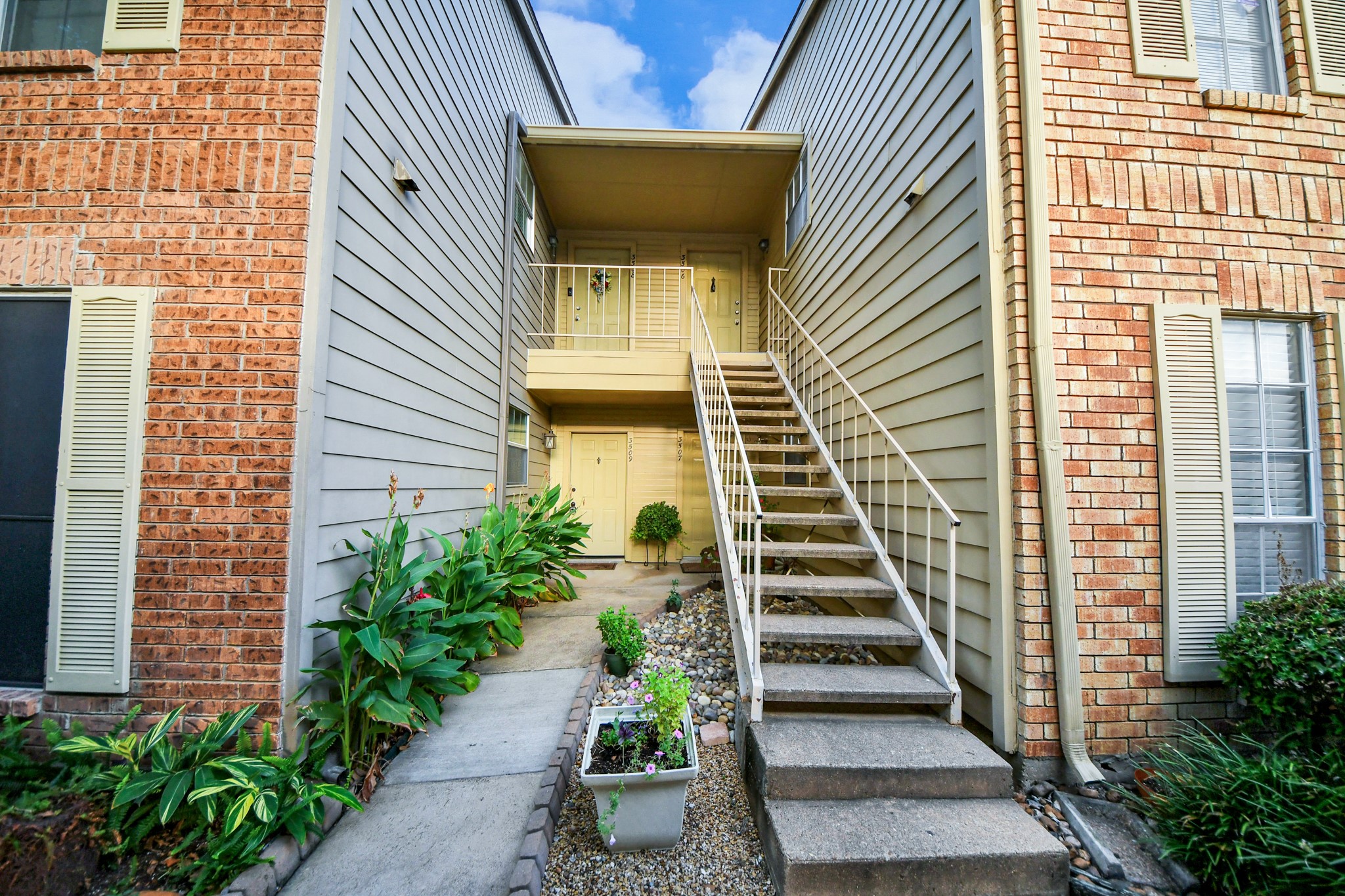 11201 Lynbrook Drive