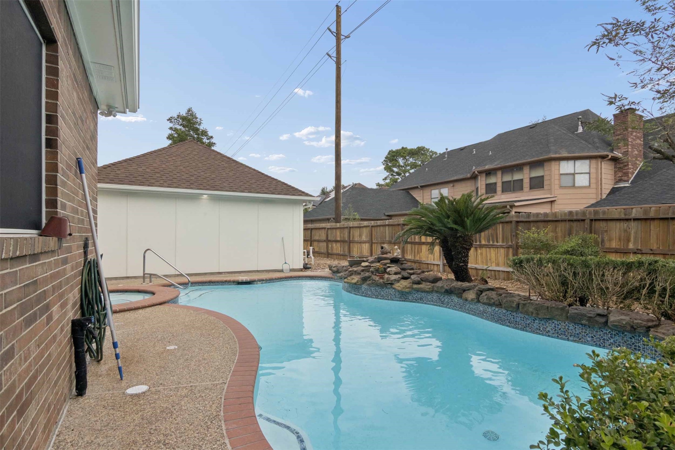 Listing photo 2