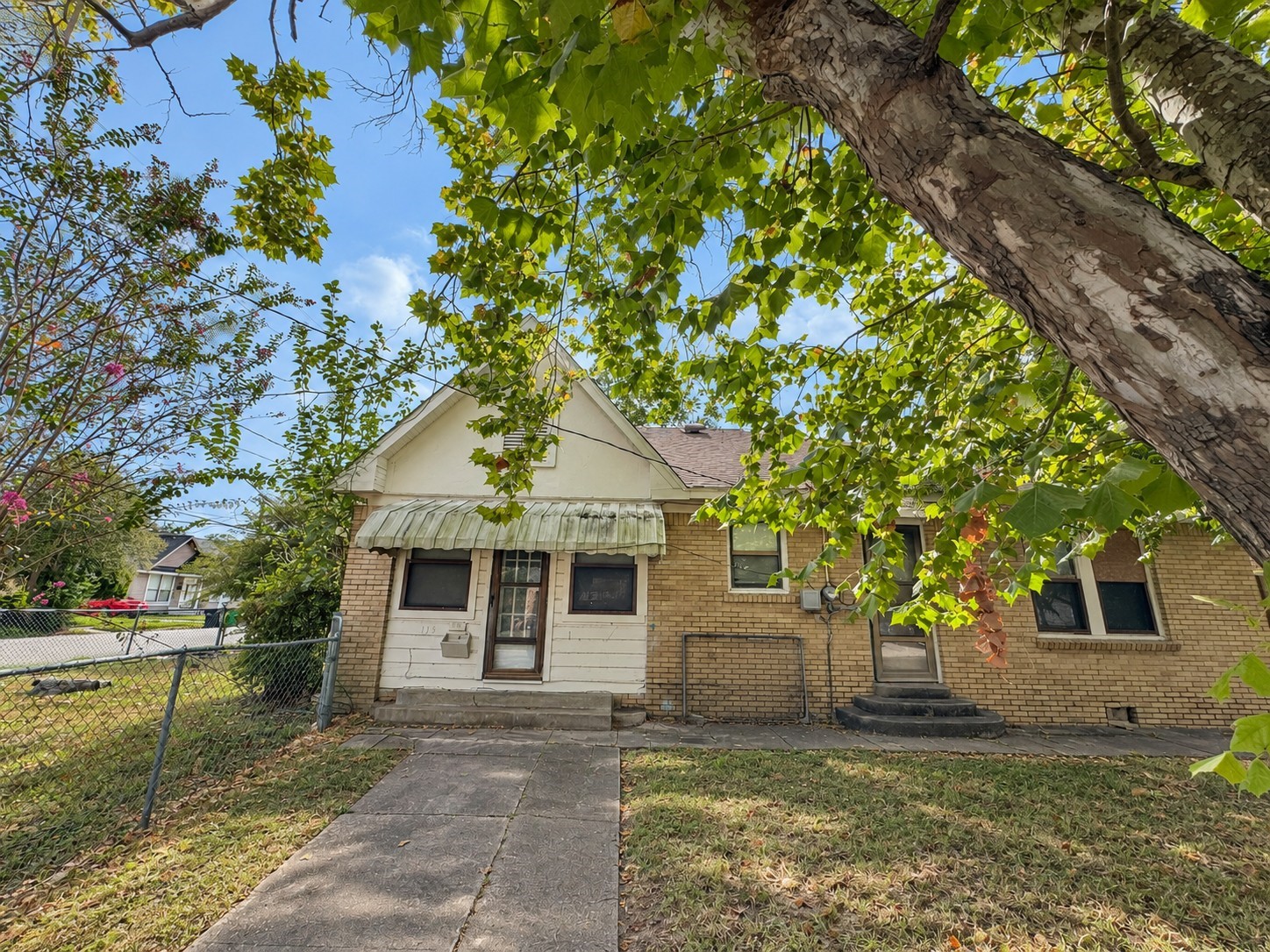 Listing photo 2
