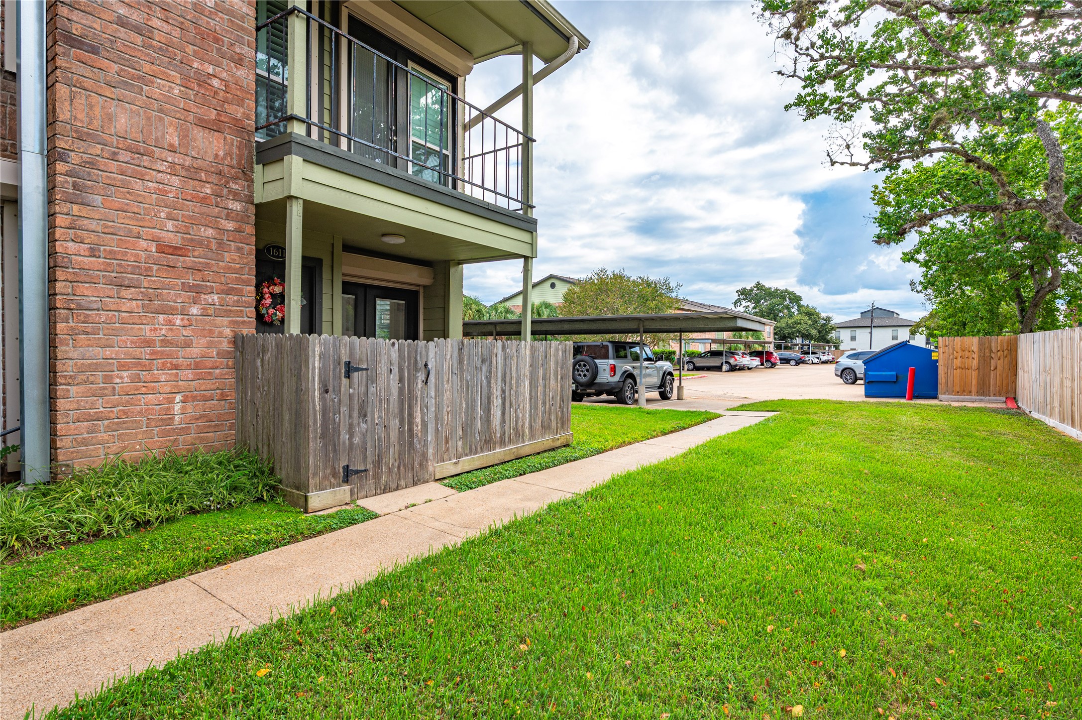 Listing photo 2