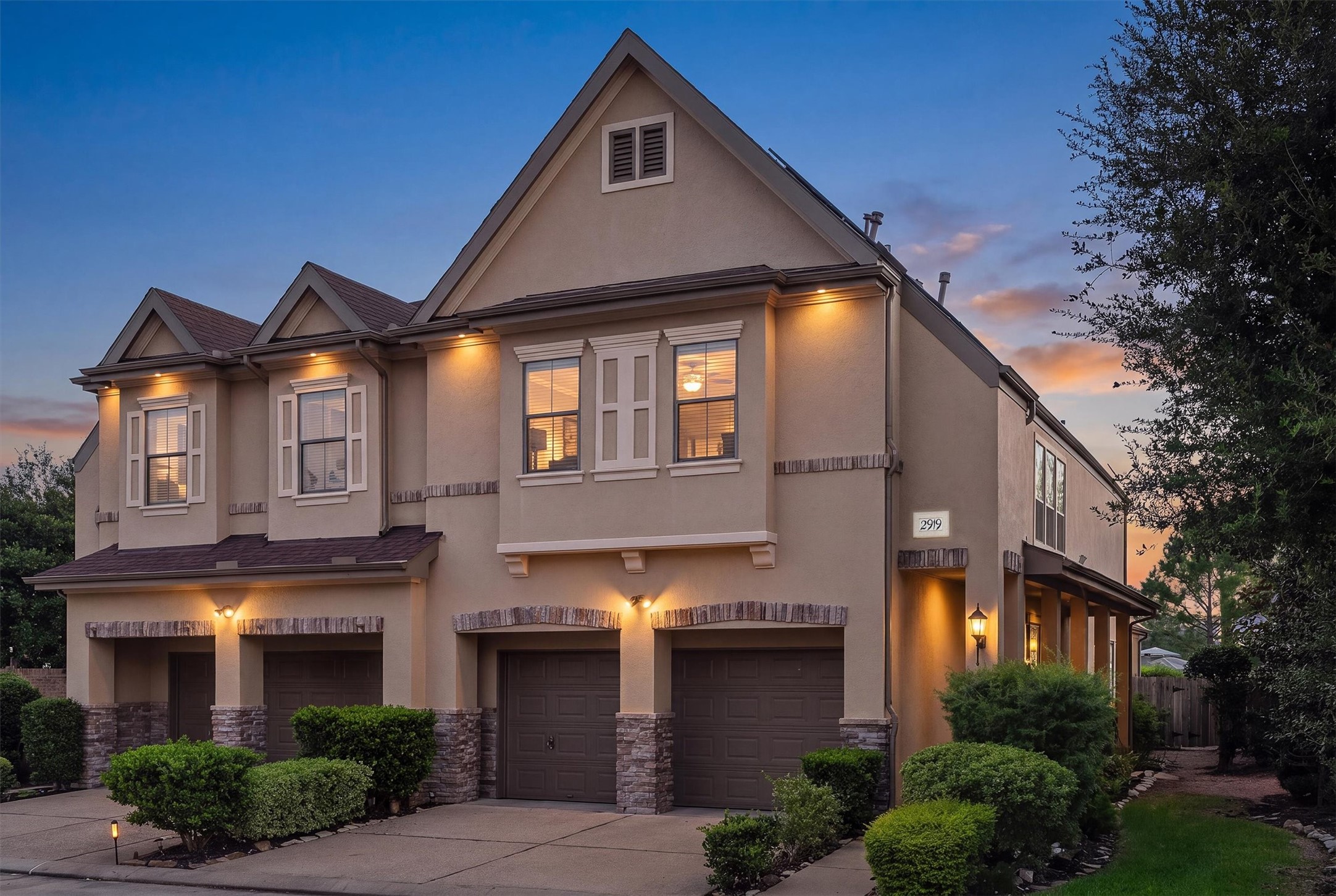 2919 Royal Oaks Crest
