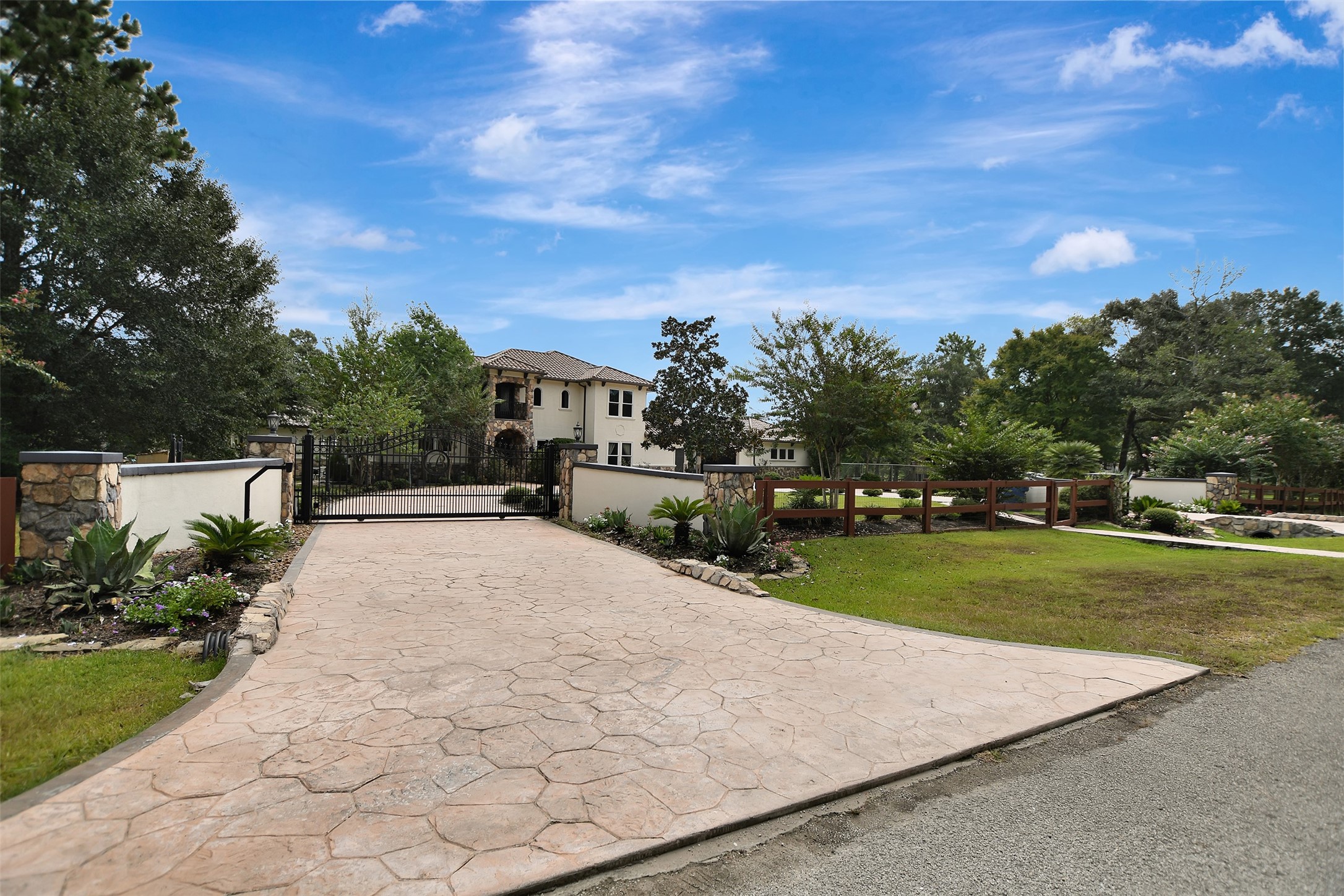 20 Lakefield Boulevard