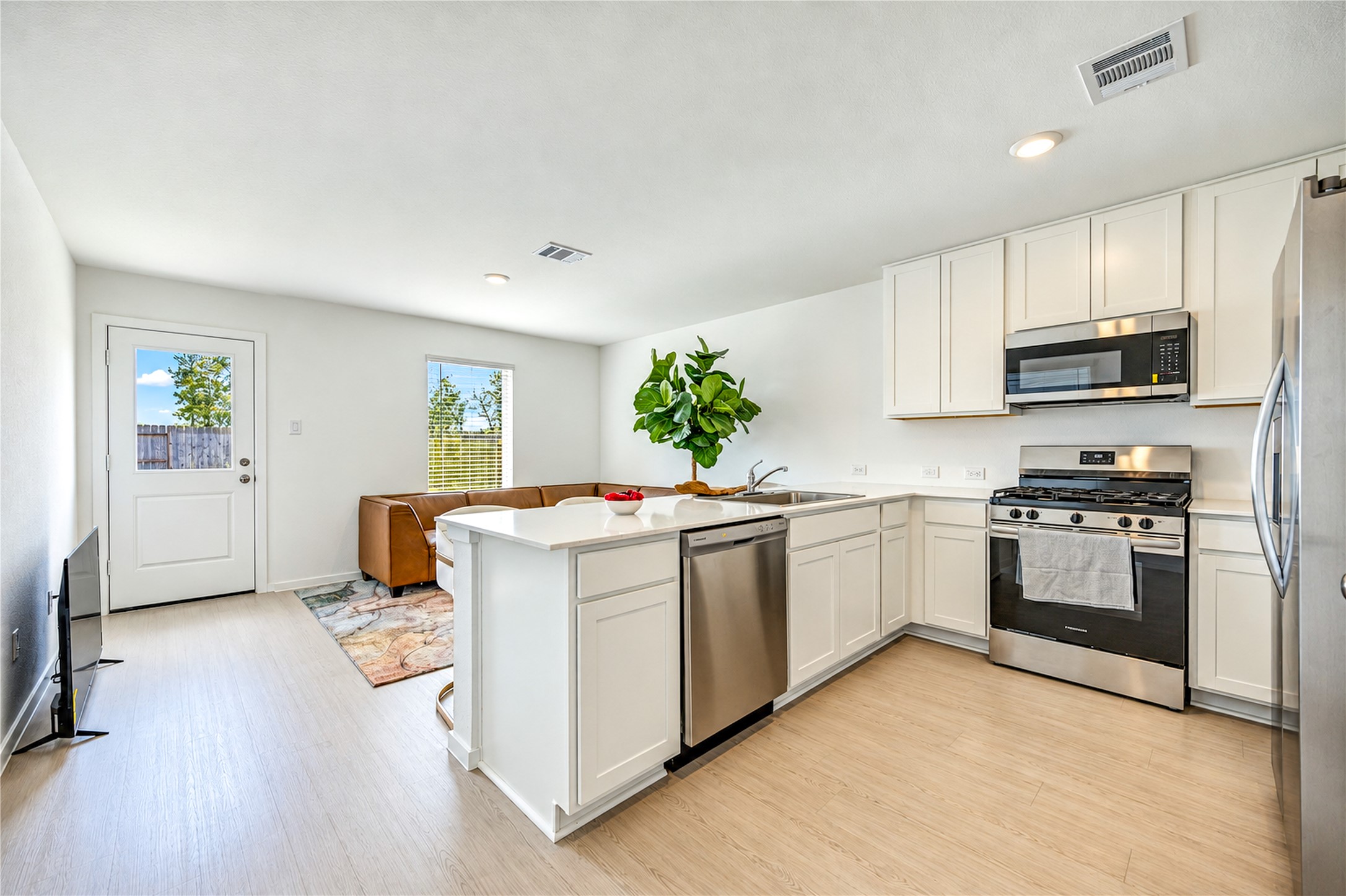 Listing photo 2